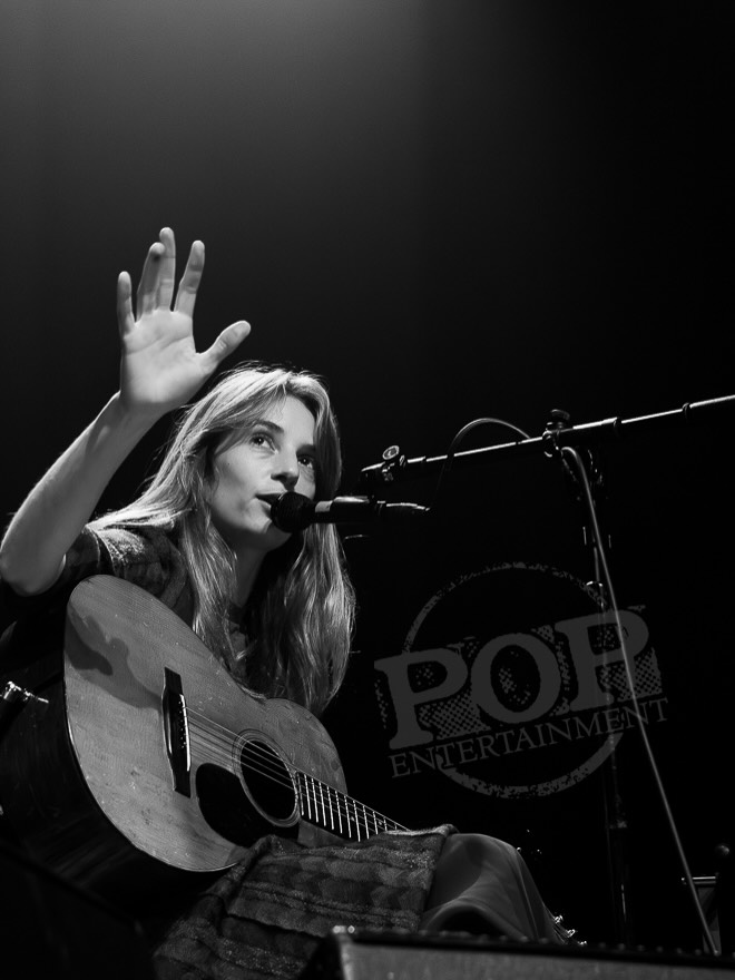 The incredible @maya_hawke the other week 📸 by @3bears_and_acat
#mayahawke #popentertainment_com #popentertainment #strangerthings #concertphotography