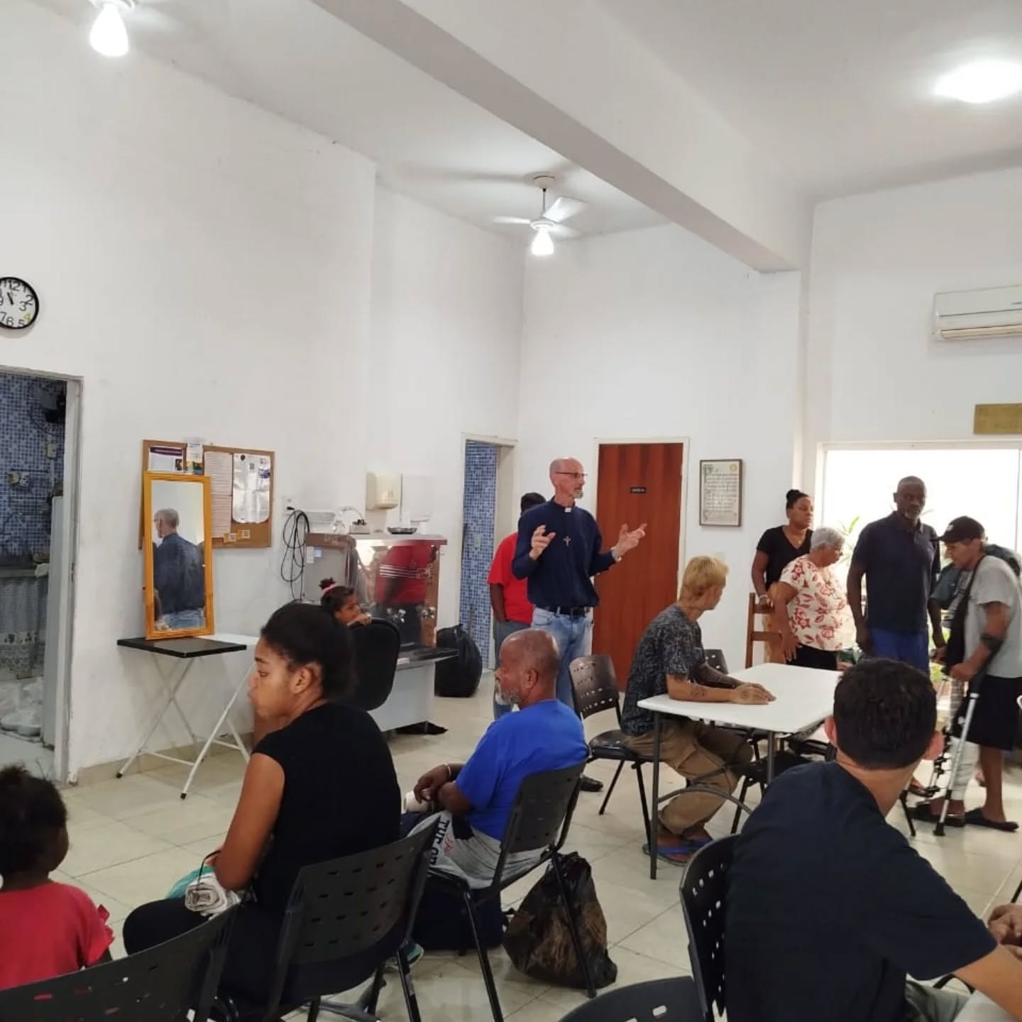 *Somos gratos a Deus por mais uma Ação Solidária. Tudo transcorreu em paz e pudemos assistir a todas as pessoas. *Tivemos uma cabeleireira voluntária que ajudou muito no corte masculino. Tivemos banho, curativos em quem precisava e momento de acolhida e oração. Nossa gratidão a todas as pessoas voluntárias que com dedicação realizam este trabalho , seja doando os alimento, na preparação, na organização das quentinhas e no acolhimento das pessoas em situação de rua no sábado. Que Deus abençoe grandemente suas vidas.* ❤️🙏