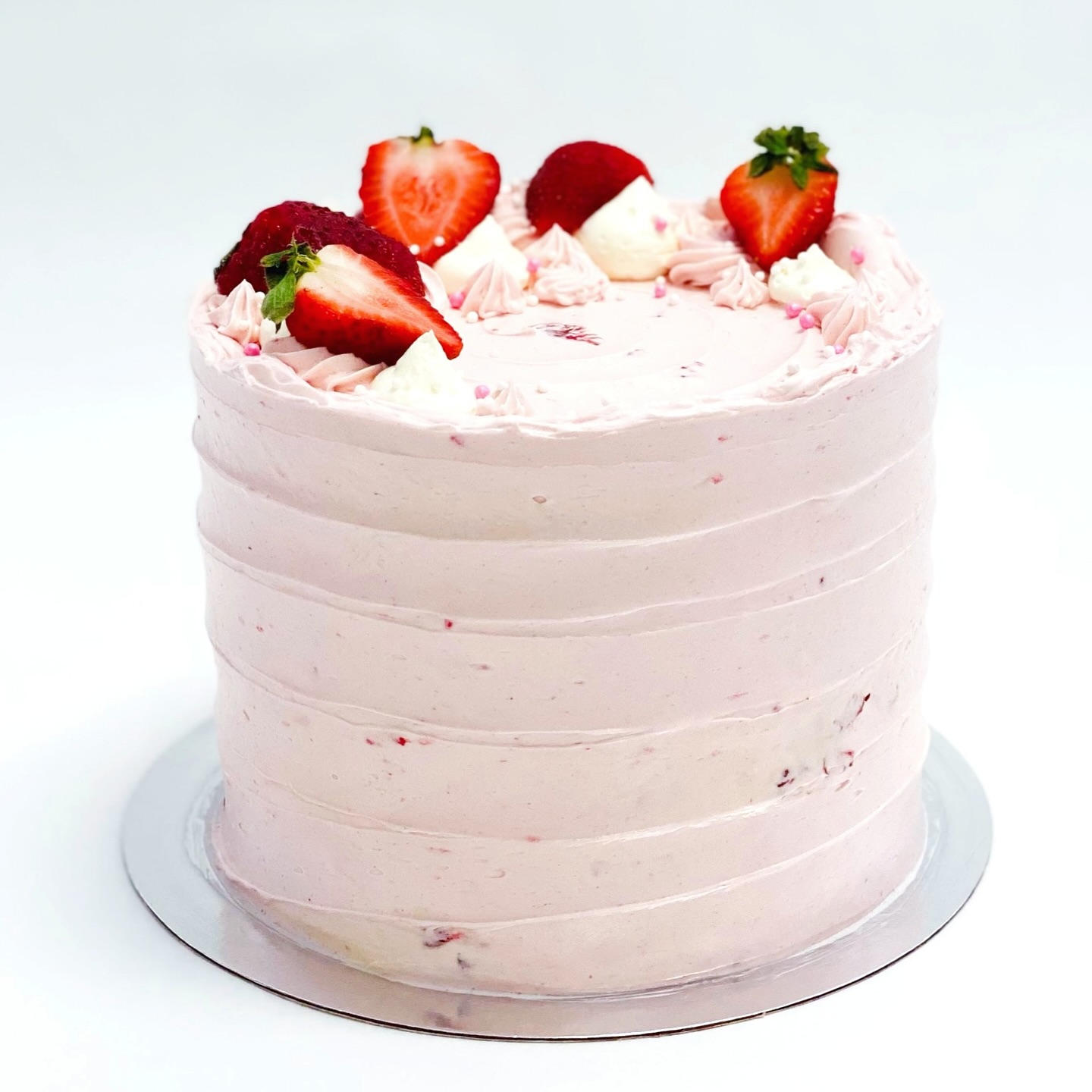 Guess who’s back? 🍓✨
Our Strawberry Shortcake Cake has officially returned for the season!
Soft vanilla sponge layered with strawberry buttercream and fresh strawberry slices 💛
It’s one of those flavours that makes a comeback every year for a reason ������
Available to pre-order now through the link in our bio under our Everyday Cakes section 🍰
#StrawberryShortcakeCake #EverydayCakes #StrawberryCake #MississaugaBakery #MississaugaCakes #StreetsvilleBakery #GTABakery #NutFreeBakery #NutFreeCakes #ButtercreamCake #CakeLovers #FreshStrawberries #CustomCakes #SweetTreats #SupportLocalMississauga
