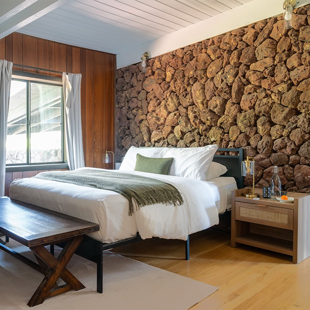 Set in the heart of the estate, the Mizu Suite offers quiet and a deeply calming atmosphere. One of our most affordable suites located in the Main House, it’s filled with soft natural light, warm wood tones, and the grounding energy of the desert.
Designed for intentional comfort, this space invites you to slow down and reset. Even the standing shower becomes its own ritual — a quiet pause between restoration and renewal.
Thoughtfully curated. Deeply restorative.
Experience The Jenesis House. 🖤