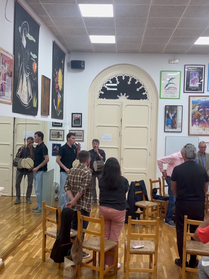 🎭 Recital poètic “Pel so de l’arpa de Joan Alcover” a l’Escola de Música i Danses de Mallorca, dins el cicle de Cultura Popular i Tradicional.
Gràcies a Maria Antònia Perelló per l’organització i conducció de la vetlada, i als rapsodes participants: Josep Lluís Pol, Francesca Cabot, Gaspar Valero, Joan Carles Palos, Miquel Monserrat, Margalida Tous, Pere Carbonell, Gaspar Caballero, Pere Rosselló, Miquel Àngel Lladó i Maria Laura Cantallops, per compartir els poemes més destacats de Joan Alcover. 📖🎶
Una trobada dedicada a la poesia i la cultura mallorquina en molt bona companyia.
@obraculturalbalear