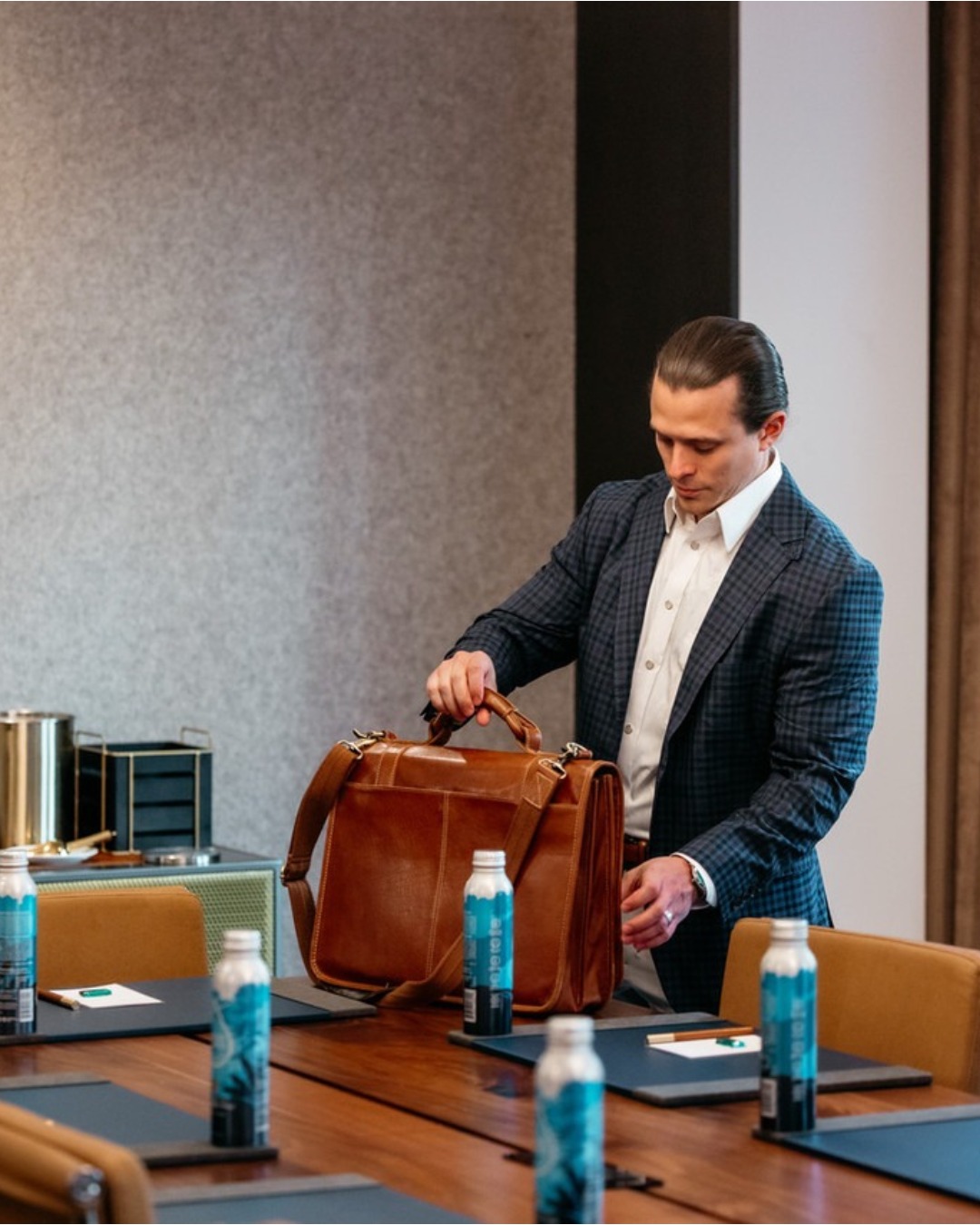 A well-run meeting is only part of it.
Here, the day builds the way it should. Time spent around the table, followed by a drink on the rooftop as the city shifts into evening. A proper steak dinner downstairs, then a short ride up to a room that’s ready for whatever tomorrow calls for.