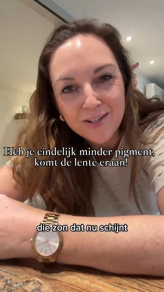 Pigment aanpakken doe je niet alleen in het najaar 👀☀️
Ja, in het najaar werk je op de schade… Maar in het voorjaar? Dan moet je pigment vooral leren tégenhouden. En geloof me: dat is minstens even belangrijk 😉
En nee… dat doe je niet alleen met zonnecrème.
In deze video leg ik uit waarom pigment elk voorjaar opnieuw opspeelt én hoe je jouw huid slimmer beschermt 💛
Veel liefs,
Lien
Pur’elle Huidinstituut
☎️ 0494 58 65 50
📩 info@purelle.be
🌍 www.purelle.be