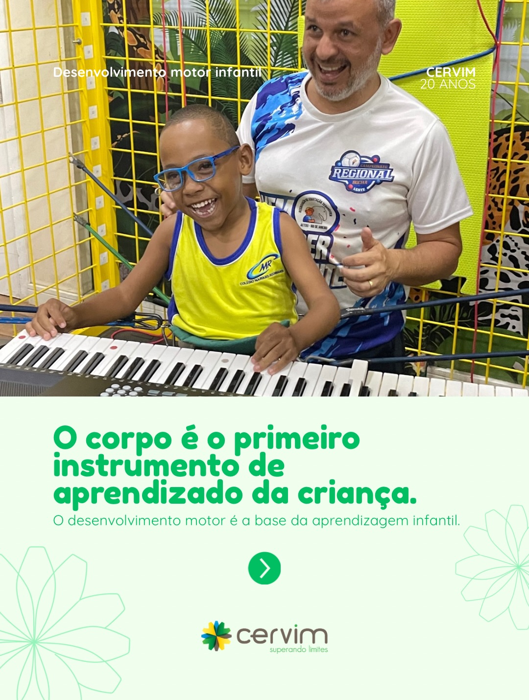 Muito antes da criança conseguir segurar um lápis e escrever, existe um longo caminho de desenvolvimento motor, sensorial e neurológico sendo construído.
Sentar com estabilidade, sustentar o tronco, coordenar os dois lados do corpo, cruzar a linha média, explorar texturas, fortalecer mãos e ombros, desenvolver equilíbrio, atenção e planejamento motor… tudo isso prepara a base para a escrita e para a aprendizagem.
Quando olhamos apenas para o traço no papel, deixamos de perceber os sinais que o corpo da criança apresenta antes mesmo das dificuldades aparecerem na escola.
Crianças que evitam determinadas brincadeiras, se cansam com facilidade, apresentam dificuldade de equilíbrio, quedas frequentes, pouca coordenação ou resistência nas atividades motoras podem estar demonstrando que algumas etapas do desenvolvimento precisam de suporte e estímulo especializado.
É nesse processo que a Fisioterapia Pediátrica tem um papel fundamental. Através da observação do desenvolvimento infantil, do movimento e das funções motoras, o acompanhamento fisioterapêutico auxilia na construção de habilidades essenciais para a autonomia, participação e qualidade de vida da criança.
A coordenação motora não começa na escrita. Ela começa no movimento, nas experiências, no brincar e na forma como a criança interage com o mundo ao seu redor. 💛
Observar os sinais na infância e intervir precocemente faz toda diferença no desenvolvimento.
#DesenvolvimentoMotor #CoordenaçãoMotora #Psicomotricidade #Fisioterapia #Cervim20Anos