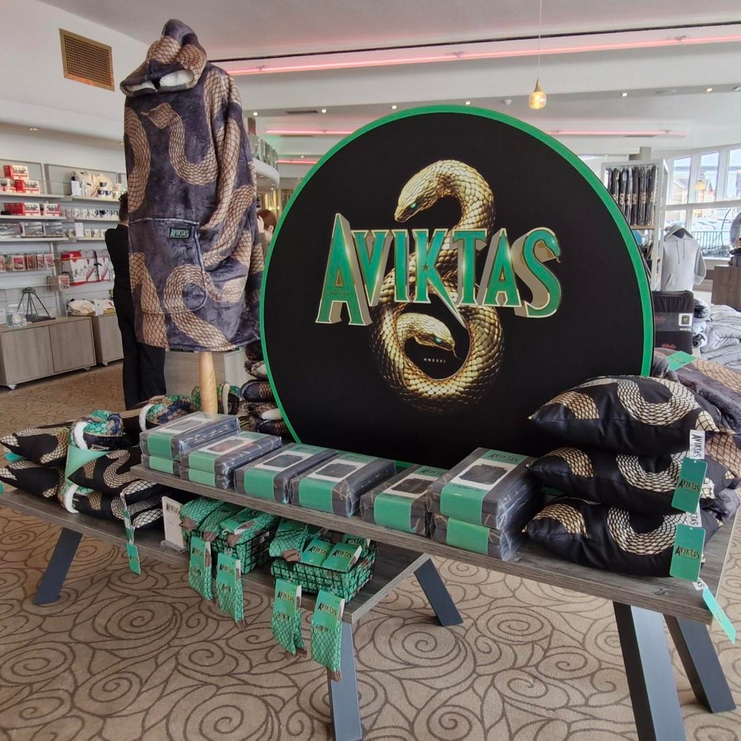 🎢🐍✨ Great to be in Blackpool today for the launch of Aviktas at Pleasure Beach Resort!
Proud to see products supplied by The Gift Scholars featured within the new retail experience, and fantastic to see the attraction officially open to guests 👏
A huge amount of work goes into bringing attraction retail to life — from concepts and product development through to launch day 🎨🛍️🚀
Congratulations to everyone involved in the project — an exciting addition to the resort! 🐍🎉
#PleasureBeachResort #Aviktas #TheGiftScholars #AttractionIndustry #ThemePark #RetailExperience #ProductDevelopment #VisitorAttractions #ThemeParkMerchandise #CreativeProduction #LaunchDay