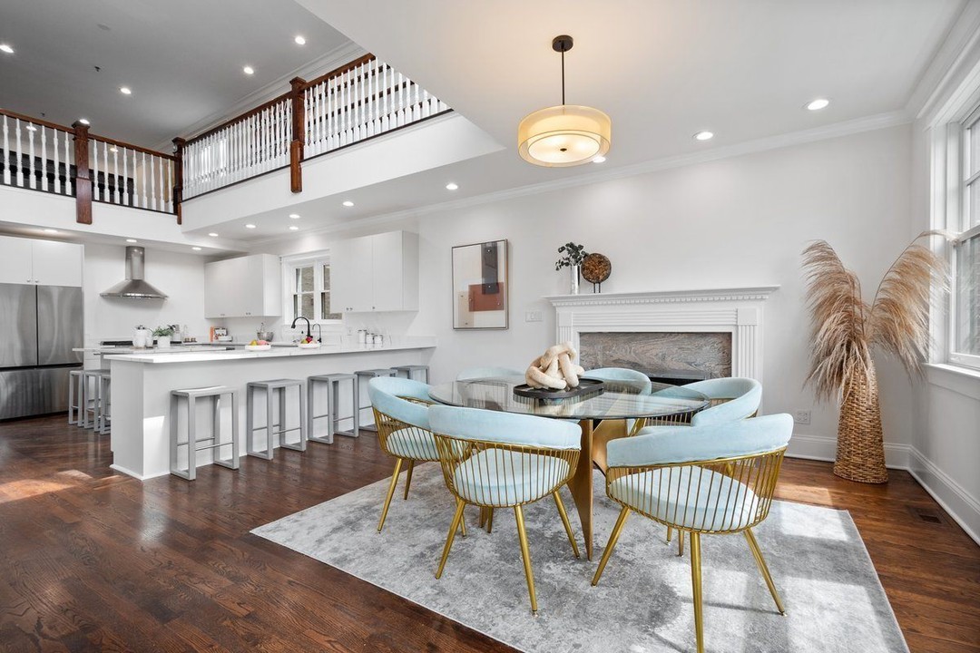 A dining space that seamlessly blends elegance and functionality. #chicago #chicagorealestate #havenhomestager #chicagohomestaging #stagingworks #stagingsells #staging #homestaging