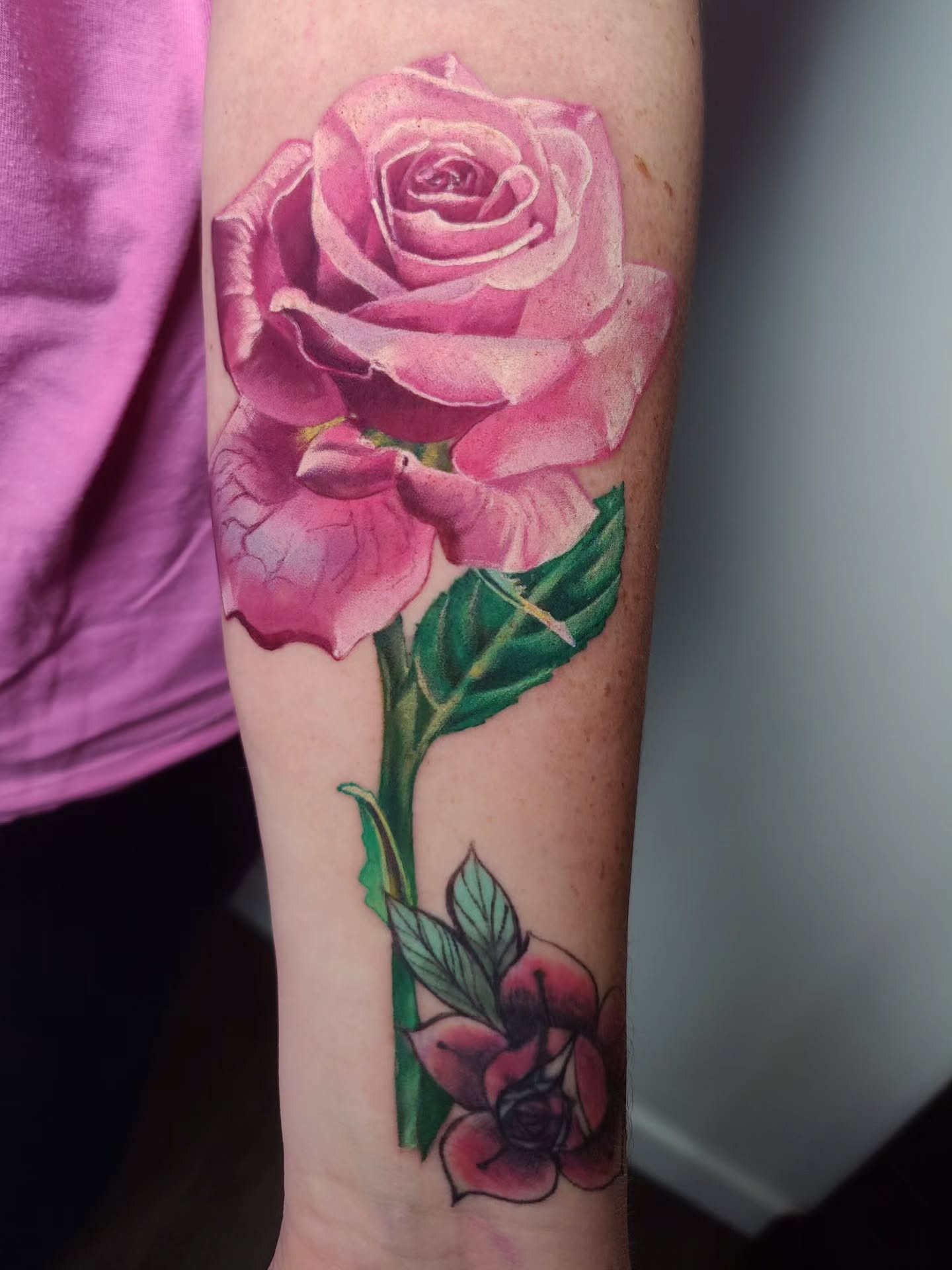 There was a time when I couldn't stand tattooing roses. Ooooh do things change!!! They are amazing structurally and such an engineering marvel 😁 #naturerocks
.
.
..
@intenzetattooink @eztattooing @ghostlineapp @afterart.newzealand @inkpro_nz @fkirons @hustlebutterdeluxe #intenze #intenzeink #intenzeteam #afterart ghostlineapps