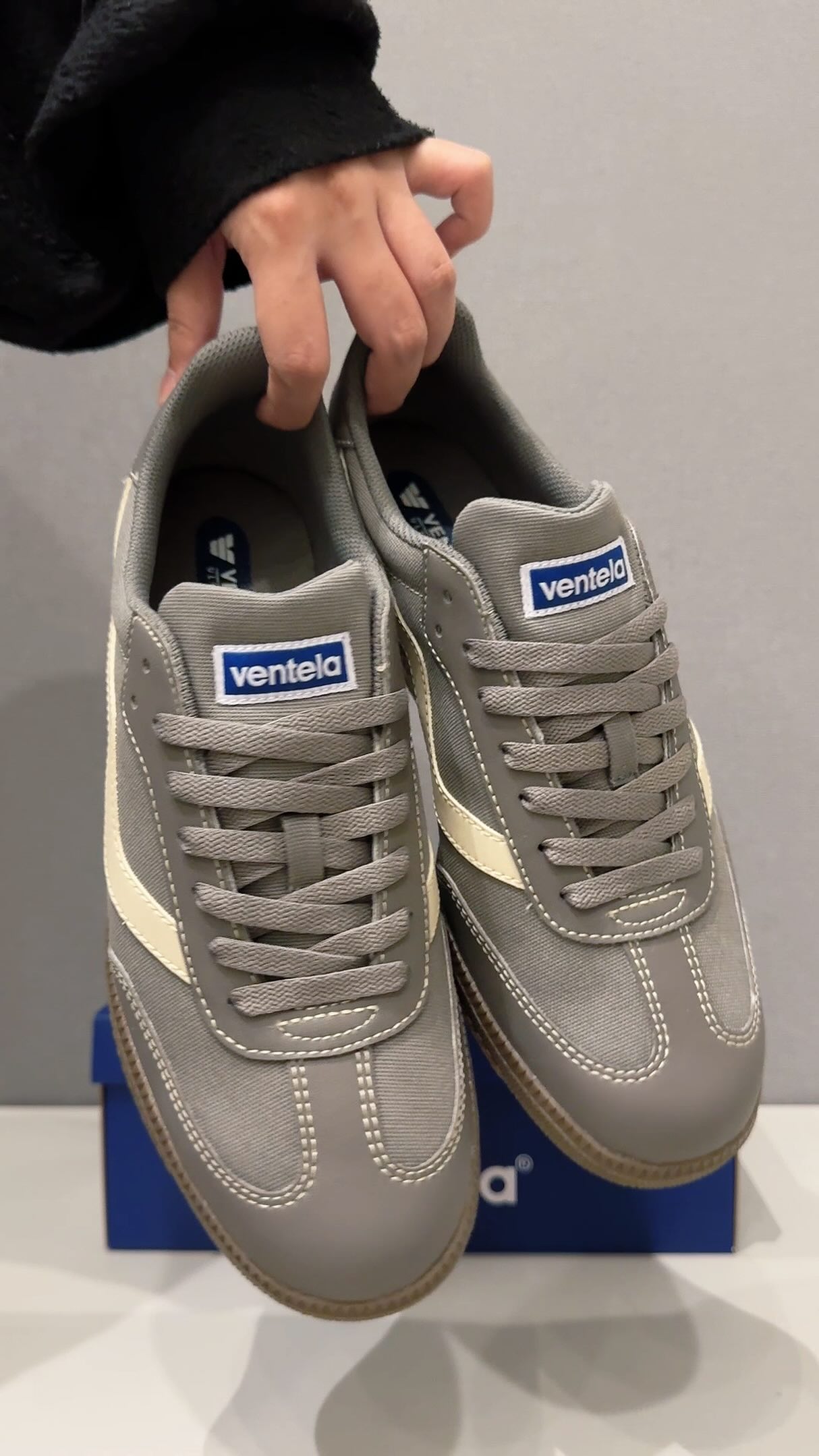 Ga semua orang notice detail sepatu.
Tapi yang noticeā¦biasanya langsung ngerti kualitasnya.
Dan V-22 emang punya banyak detail kecil yang bikin overall experience-nya beda.
Cara materialnya kena lighting.
Texture-nya pas di close up.
Stitching yang rapih.
Sama siluet yang clean waktu dipake.
Dan honestly, V-22 deliver semua itu dengan pas.
Tersedia dalam 3 varian warna : Black/Natural, White/Brown, dan Grey
Harga retail : 349.800 IDR
Amanin di reseller favorit kalian!
#VentelaV22 #V22