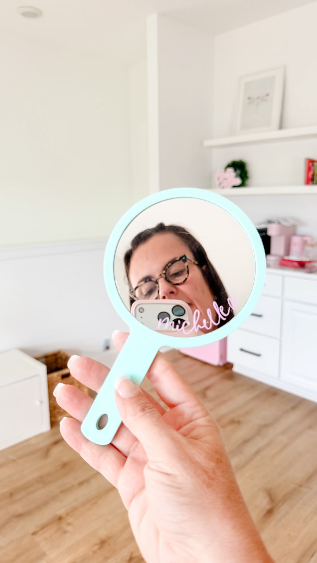 If you are a Cricut lover, this one is for you 🤍 I combined my Cricut Maker with my WeCreat Vista laser machine for the first time and this little hand mirror is what came out of it. The laser cuts what my Cricut cannot and my Cricut adds that beautiful personal vinyl touch. Not perfect yet but I am already loving where this is going. And if you are interested in getting your own WeCreat Vista, use my code SINCERELYBARBIE for $50 off, link in my bio! What do you think? Let me know in the comments! 👇
🪞
Si tienes un Cricut, esto es para ti 🤍 Por primera vez combiné mi Cricut Maker con mi máquina láser WeCreat Vista y este espejito de mano fue el resultado. La láser corta lo que mi Cricut no puede y mi Cricut le da ese toque personal en vinil que tanto me encanta. No es perfecto todavía pero ya estoy enamorada del proceso. Y si te interesa adquirir tu propia WeCreat Vista, usa mi código SINCERELYBARBIE para obtener $50 de descuento, ¡el link está en mi bio! ¿Tú qué opinas? ¡Cuéntame en los comentarios! 👇
.
.
.
#wecreat #cricutcrafts #personalizedgifts #wecreatvista #latinacrafter
