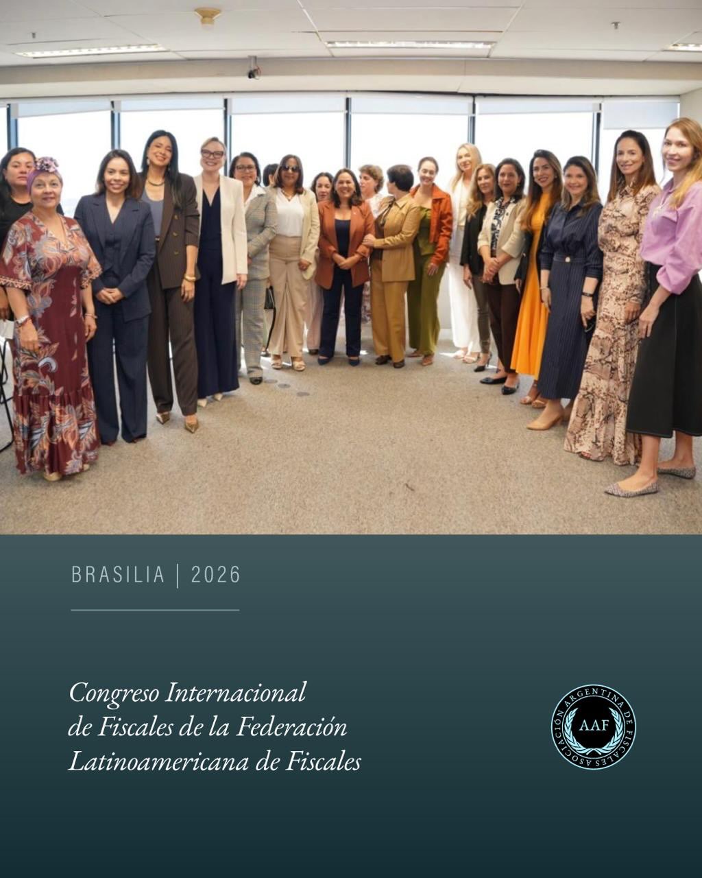 Valeria Meyer, integrante de la Comisión de Mujeres de la Asociación Argentina de Fiscales, participó en el Congreso Internacional de Fiscales de la Federación Latinoamericana de Fiscales (FLF) realizado en Brasilia, representando a la AAF en las mesas de trabajo sobre género y derechos humanos.
Junto a CONAMP y autoridades de la FLF, se trabajó en la elaboración de la “Declaración de Brasilia”, un documento que impulsa acciones regionales coordinadas para el abordaje integral de los feminicidios.
La participación de la AAF en estos espacios fortalece la cooperación entre fiscalías de la región y promueve estándares comunes de protección de víctimas y persecución eficaz de la violencia de género.
#AAF #Fiscales #ViolenciaDeGénero #DerechosHumanos