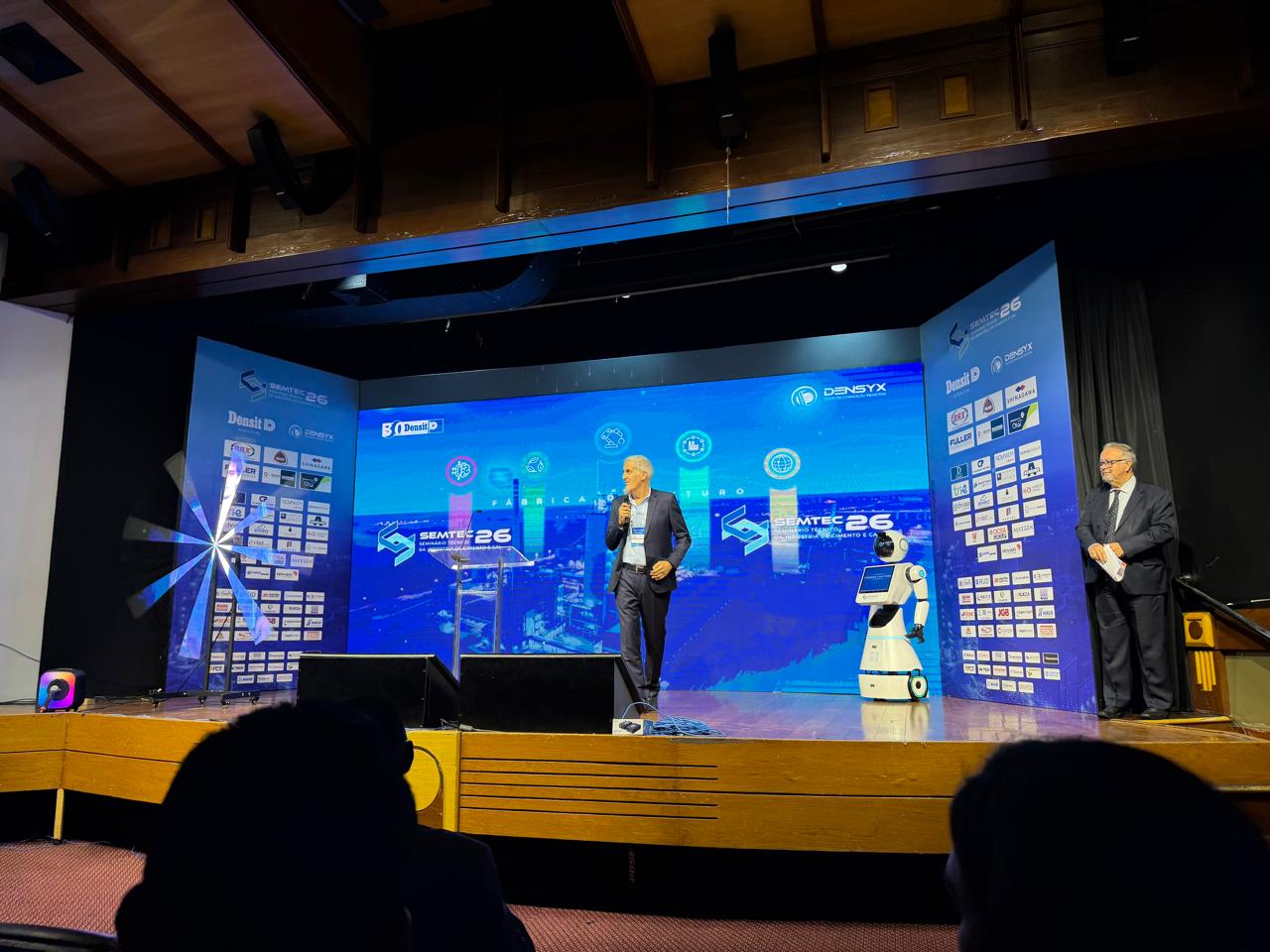 O primeiro dia do SEMTEC 2026 em Belo Horizonte (MG) foi um sucesso e marcou o tom do que será decisivo para o futuro da #indústriacimenteira brasileira. Lideranças técnicas e executivas se reuniram para debater os temas que não dão mais para adiar: #descarbonização, #eficiência energética, #controle de processos e a pressão crescente por uma #produção mais limpa sem abrir mão da hashtag#competitividade.
A Novakem se destacou com a presença do engenheiro @hambermarques, sócio da Novakem, e com a apresentação técnica do engenheiro e sócio da Novakem, Humberto Benini ( @hbenini), e o engenheiro Luiz Germano Bernartt Junior, que subiram ao palco com um tema que resume um dos maiores desafios do setor: A Produção de Cimento do Futuro — Da Redução das Emissões de CO₂ ao Controle do Enxofre do Combustível com Aditivos Químicos e Ativadores Novakem. A palestra conectou #ciência aplicada, #responsabilidade ambiental e #resultado operacional, mostrando que é possível desenvolver e avançar nos dois fronts ao mesmo tempo, com #sustentabilidade e #performance.
O SemTecimento 2026 começou forte e é só o primeiro dia.
Siga nossas redes sociais e acompanhe nossas publicações direto do SEMTEC 2026.
#Semtec2026 #CimentoDoFuturo #Novakem #Descarbonização #IndústriaCimenteira