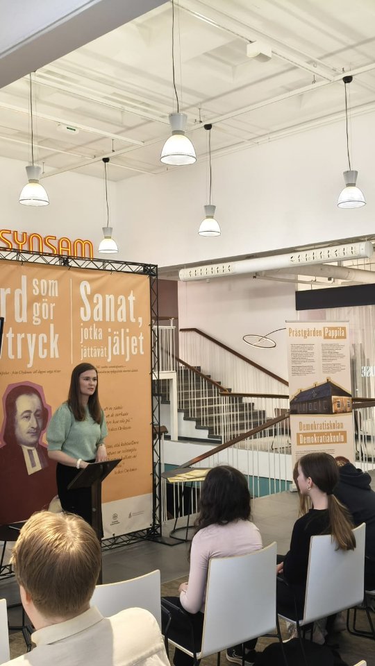 Sve
Nu är utställningen "Ord som gör avtryck" öppnad. Utställningen består av barns och ungas röster i Karleby och är ett resultat av Anders Chydenius demokratiskola start-up-projekt. Utställningen sker i samarbete med Chydenia köpcentrum och Painovapaudentalo ✨️
I utställningen möter nutiden historien, affischerna som eleverna planerat är nämligen tryckta på en gammal tryckmaskin. Utställningen vill därmed även uppmärksamma att det är 260 år sedan tryckfriheten infördes 📜
Utställningen är framme till och med 22.6! 🥳
Fin
Nyt näyttely "Sanat jotka jättävät jäljet" on avattu. Näyttely koostuu Kokkolan lasten ja nuorten äänistä ja on tulosta Anders Chydenius -demokratiakoulun start up -projektista. Näyttely toteutetaan yhteistyössä Chydenia-kauppakeskuksen ja Painovapaudentalon kanssa ✨️
Näyttelyssä nykyhetki kohtaa historian, sillä oppilaiden suunnittelemat julisteet on painettu vanhalla painokoneella. Näyttely haluaa myös tuoda esiin, että painovapauden käyttöönotosta on kulunut 260 vuotta 📜
Näyttely on esillä 22.6. asti! 🥳