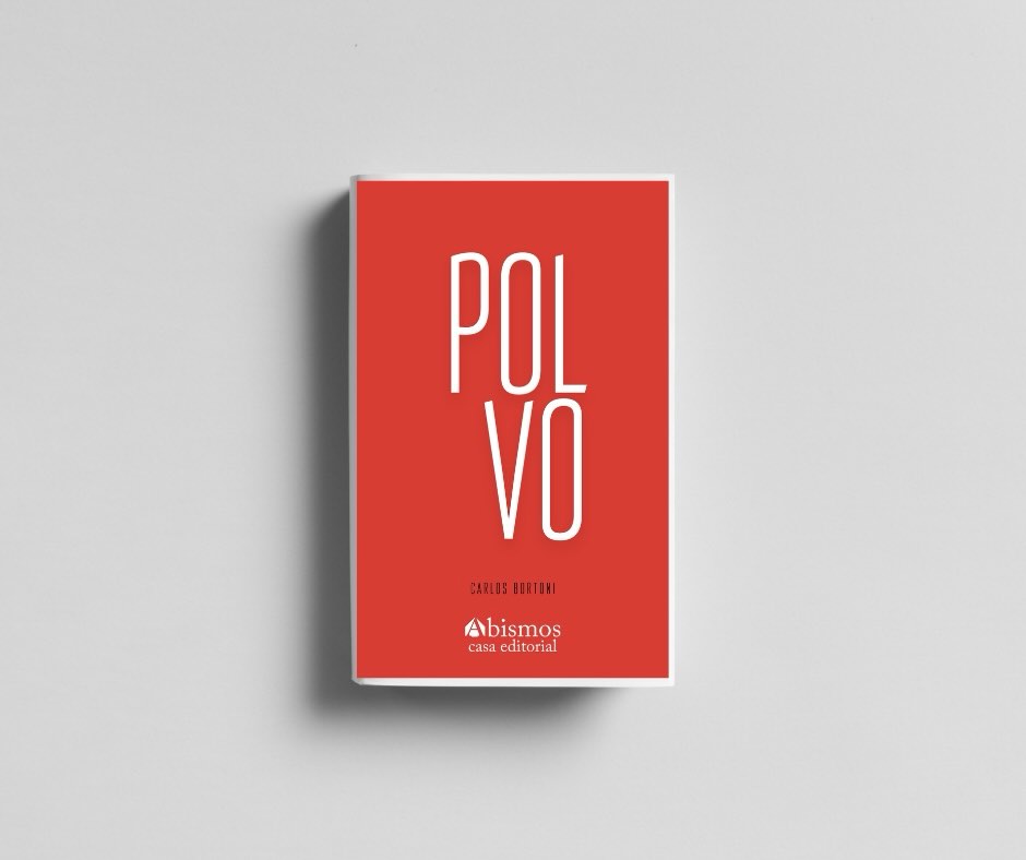 Ya está por terminar la preventa de Polvo, libro de poesía de Carlos Bortoni. Puedes adquirirlo en el link en bio o por DM 🫶🏻
Polvo es residuo, deuda, ceniza social, restos de experiencia, horas extra molidas en jaulas de cafeína, salarios de esclavitud y nuevas normalidades que huelen a hospital, mercado negro y guerra. En este libro, el yo se disuelve casi por completo y deja en primer plano el andamiaje que articula las escenas: un sistema de devastación que dispone cuerpos y voces como piezas de un mismo engranaje. Página tras página, el poemario arma una cadena de correspondencias donde hospital psiquiátrico, retrete, centro comercial, laboratorio, sala de espera y campo de batalla son habitaciones contiguas de la misma superestructura.