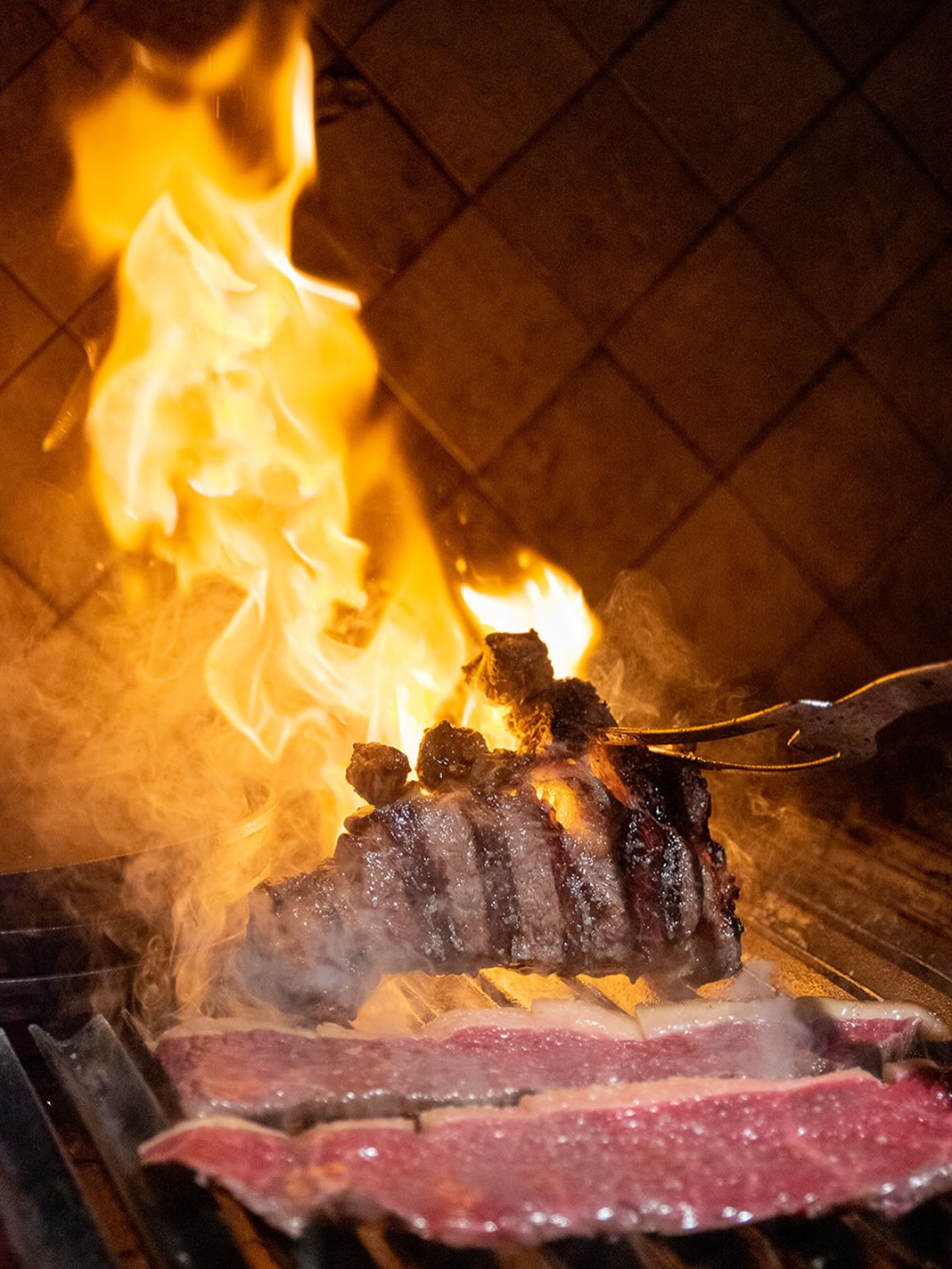 El fuego marca el ritmo, el producto pone el nivel.
Cada corte pasa por la brasa con el tiempo justo, buscando ese punto exacto donde la textura, el aroma y el sabor se encuentran.
En Aranjuez Steak House entendemos la carne como un proceso, no solo como un plato. 🔥🥩
#aranjuezsteakhouse #madrid #steakhousemadrid #españa