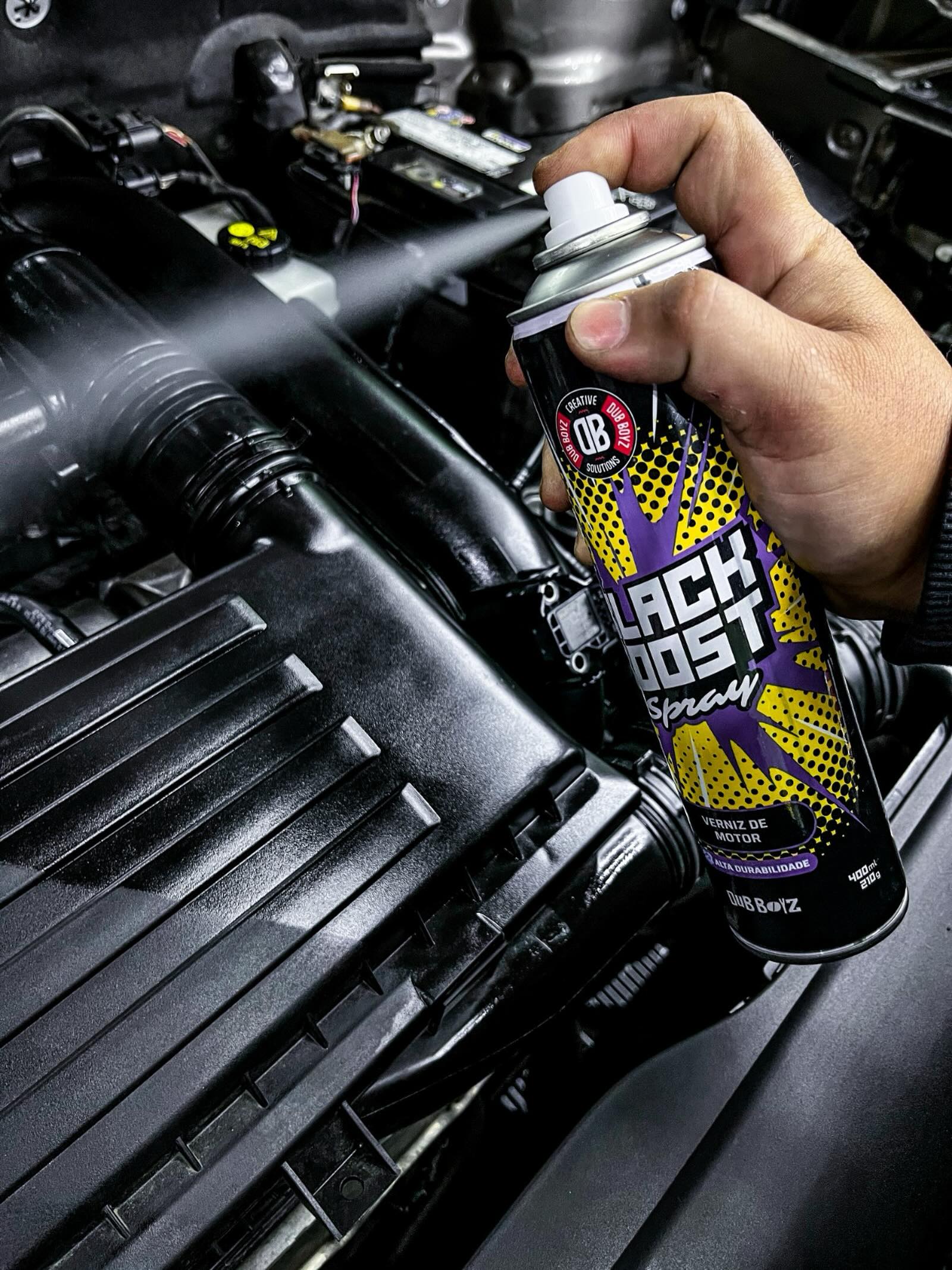 O Black Boost spray ( verniz de motor ) - Dubboys ✨É um m verniz de alta tecnologia para proteger e revitalizar matérias como plástico, metal e borracha no compartimento do motor. Sua fórmula avançada cria uma camada protetora duradoura que resiste a condições extremas.
