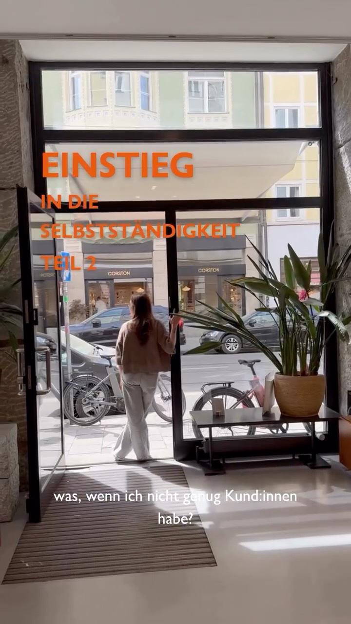 „Was, wenn ich nicht genug Kund:innen habe?“
Die Gedanken vor der Selbstständigkeit kennen viele. Zu wenig Sicherheit. Zu viel Verantwortung. Und vor allem die Angst, komplett alleine zu sein.
Bis Rebekka gemerkt hat:
Selbstständig bedeutet nicht automatisch Einzelkämpferin.
Bei NICNOA hat sie einen Platz gefunden,
an dem Freiheit & Community gleichzeitig möglich sind. 🤍 Ohne die Last, ein eigenes Team führen
und dauerhaft alles alleine tragen zu müssen.
Sondern mit Menschen um sich,
die denselben Weg gehen.