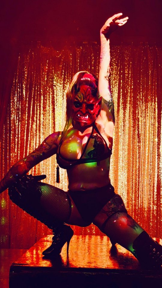 Weirdo peepshow
#artinstallation #demongirl