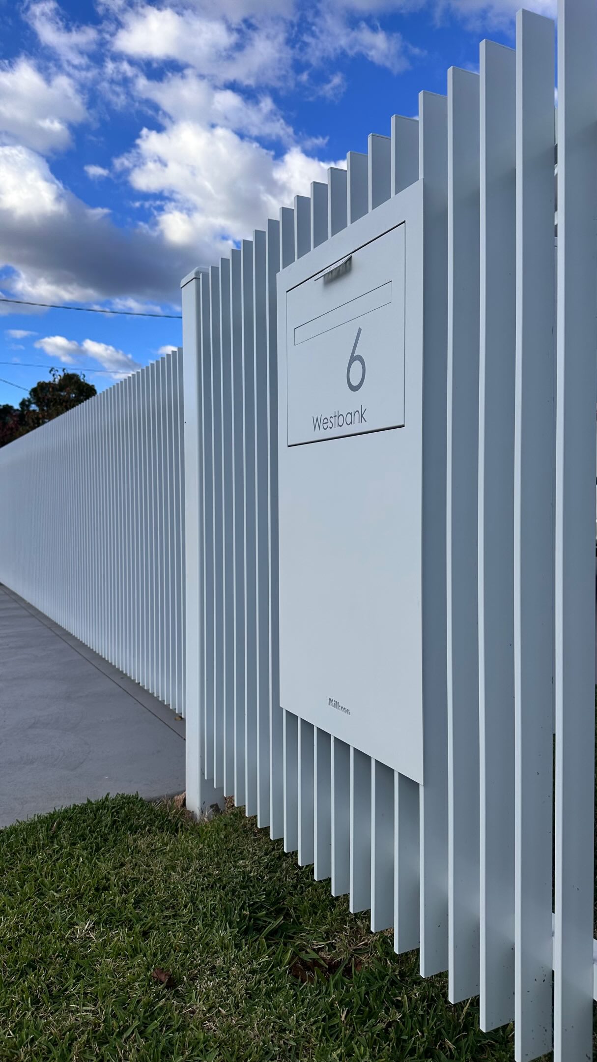 A practical front fence setup that keeps the homeowners dogs secure without taking away from the home’s street appeal.
𝗔𝗹𝘂𝗺𝗶𝗻𝗶𝘂𝗺 𝗕𝗹𝗮𝗱𝗲 𝗖𝘂𝘀𝘁𝗼𝗺 𝗕𝘂𝗶𝗹𝘁 with a sliding gate, automated by the best, @smartaccesssolutions_