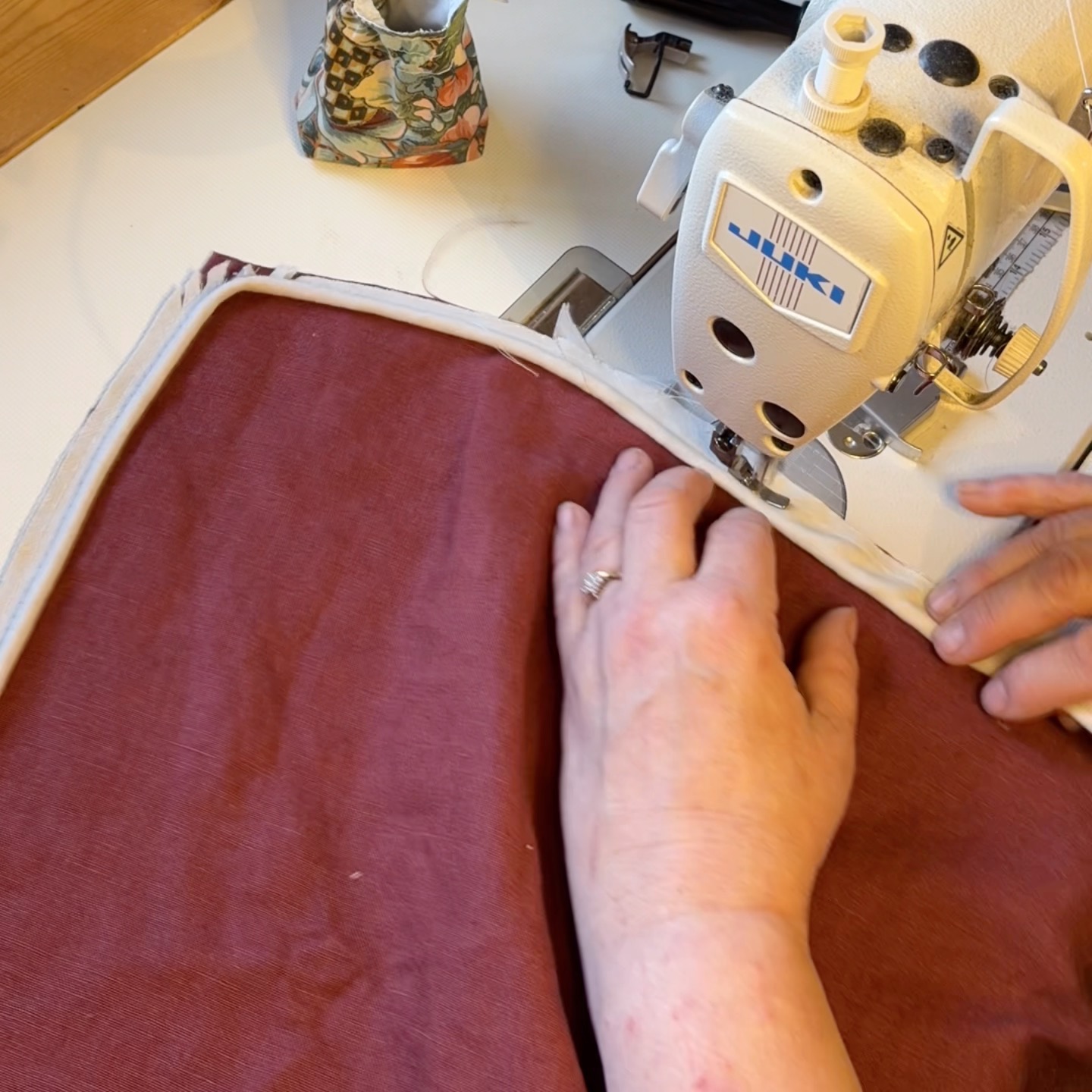 20 seconds of piping a cushion cover! 🪡✨
#CurtainMakerCornwall #WorkroomLife #CushionMaking #PipingDetail #SewingSatisfying #HandmadeInCornwall #TextileCraft #SlowInteriors