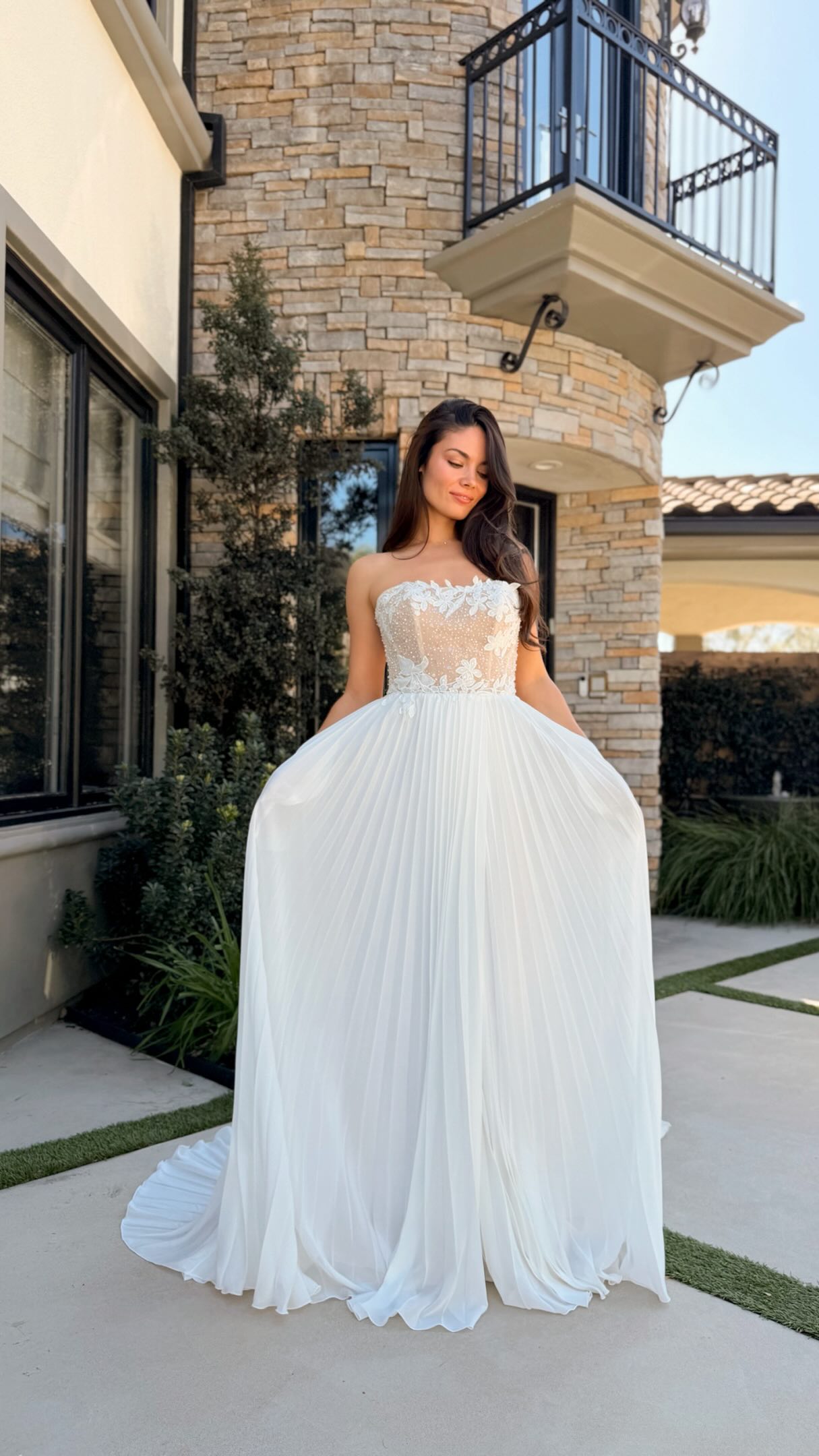POV: you wanted sparkle without the heavy beading 💫
This pleated chiffon wedding dress is giving airy luxury in the best way. The soft shimmer, flowing A-line silhouette and dreamy movement make her perfect for the fashion-forward bride who wants effortless romance 🤍
Lightweight chiffon + subtle sparkle = the bridal trend 2026 brides are obsessed with.
Lumaire | N2673