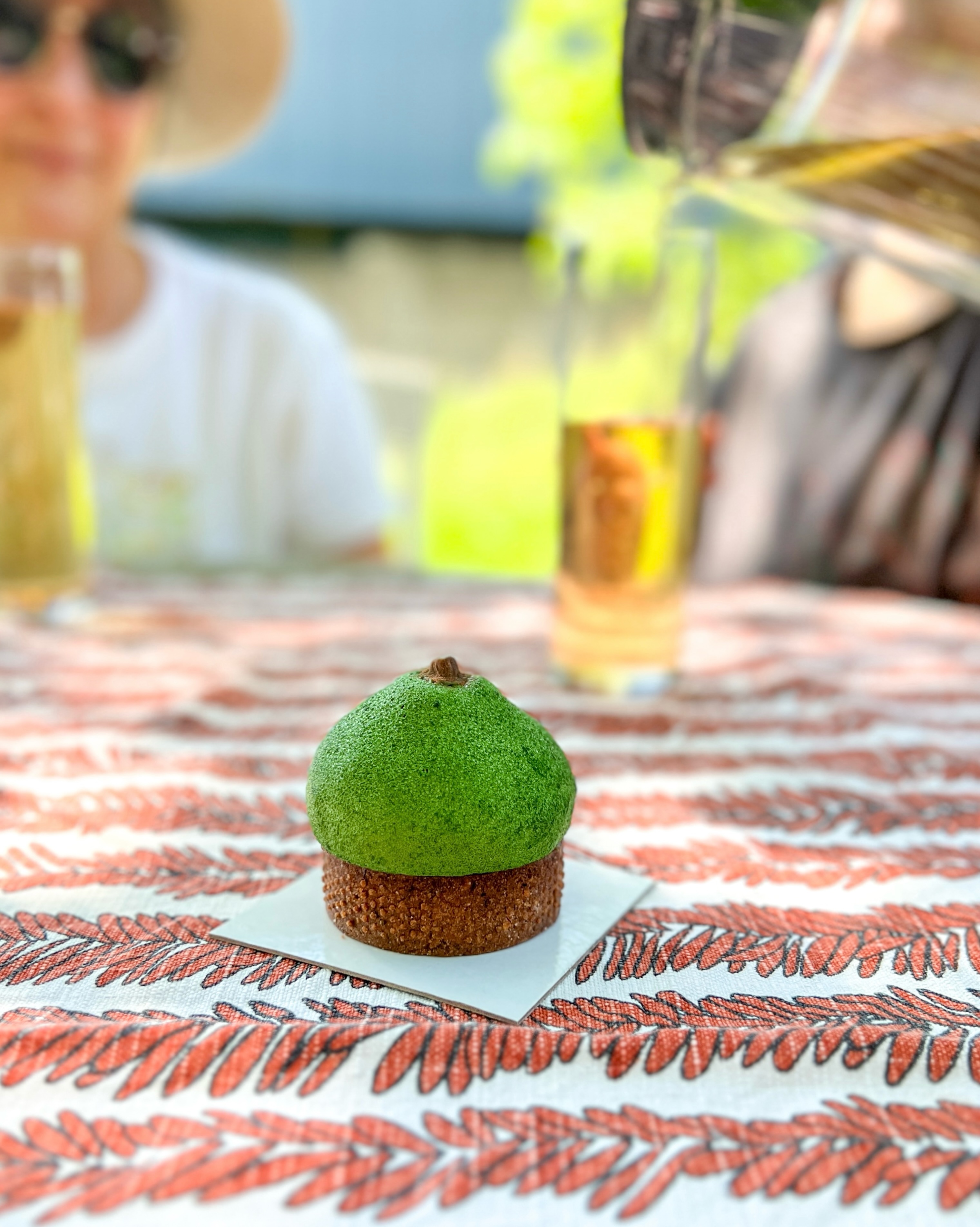 🍋🎶 “Moi j’aime mieux la glace au citron…” 🎵
…ou alors cette tartelette citron vert & menthe quand il fait 35 degrés dehors 🌿☀️
Sous son look de faux citron vert :
✨ gel menthe
🍋🟩 crémeux citron vert
🍋 marmelade citron vert–menthe
☁️ ganache montée citron vert
Le dessert parfait à venir savourer ce weekend au salon de thé avec un thé glacé maison ! 🧊💚