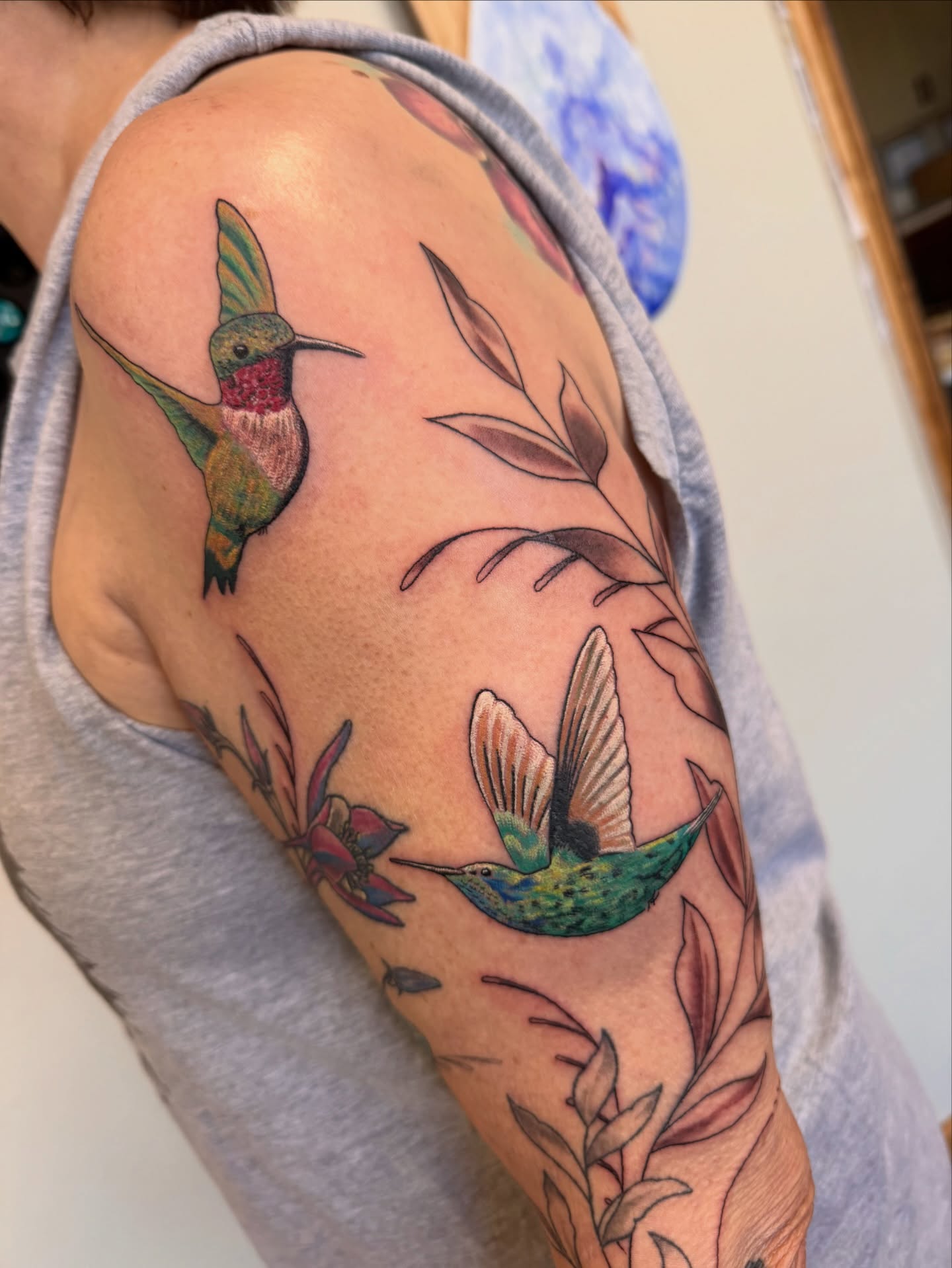 Nice lil hummingbird additions to this sleeve done by Ian. His books are currently closed, but keep an eye on his page @lucidinceptions for updates on when they will reopen!