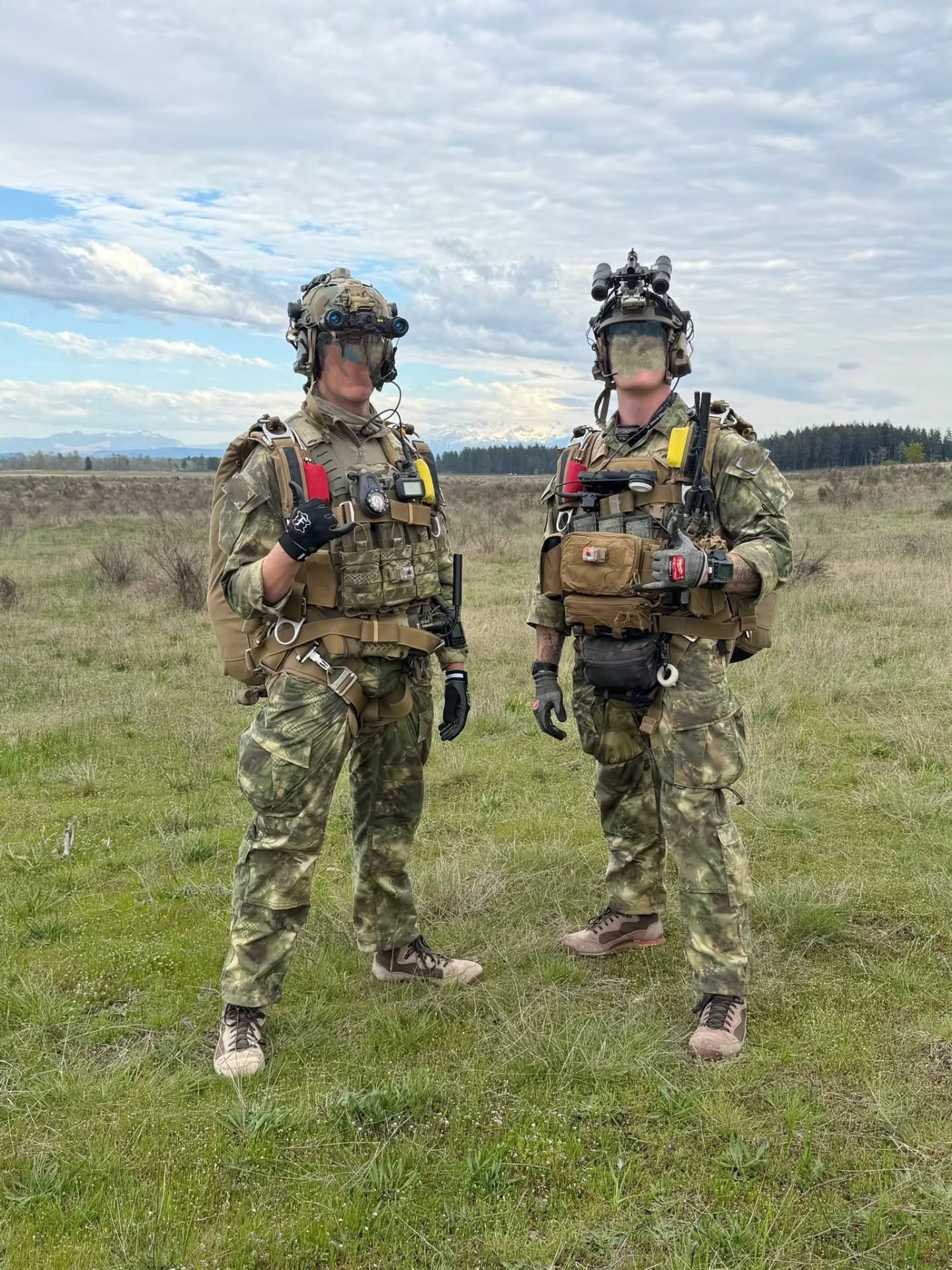 Airborne! π€π»πΊπΈπΊπΈπΊπΈ
Members of the US Armed Forces conduct an Airborne insertion while rocking our StalkLand Legacy Pattern.
Highly effective is generally 70% of terrain spaces found on the planet, StalkLand Legacy provides a solid solution for managing End-User's Visual & nIR Spectrum Signatures.
@brookwoodcompanies @mmitextiles @marine_force_recon @special_reconnaissance @the_ranger_regiment