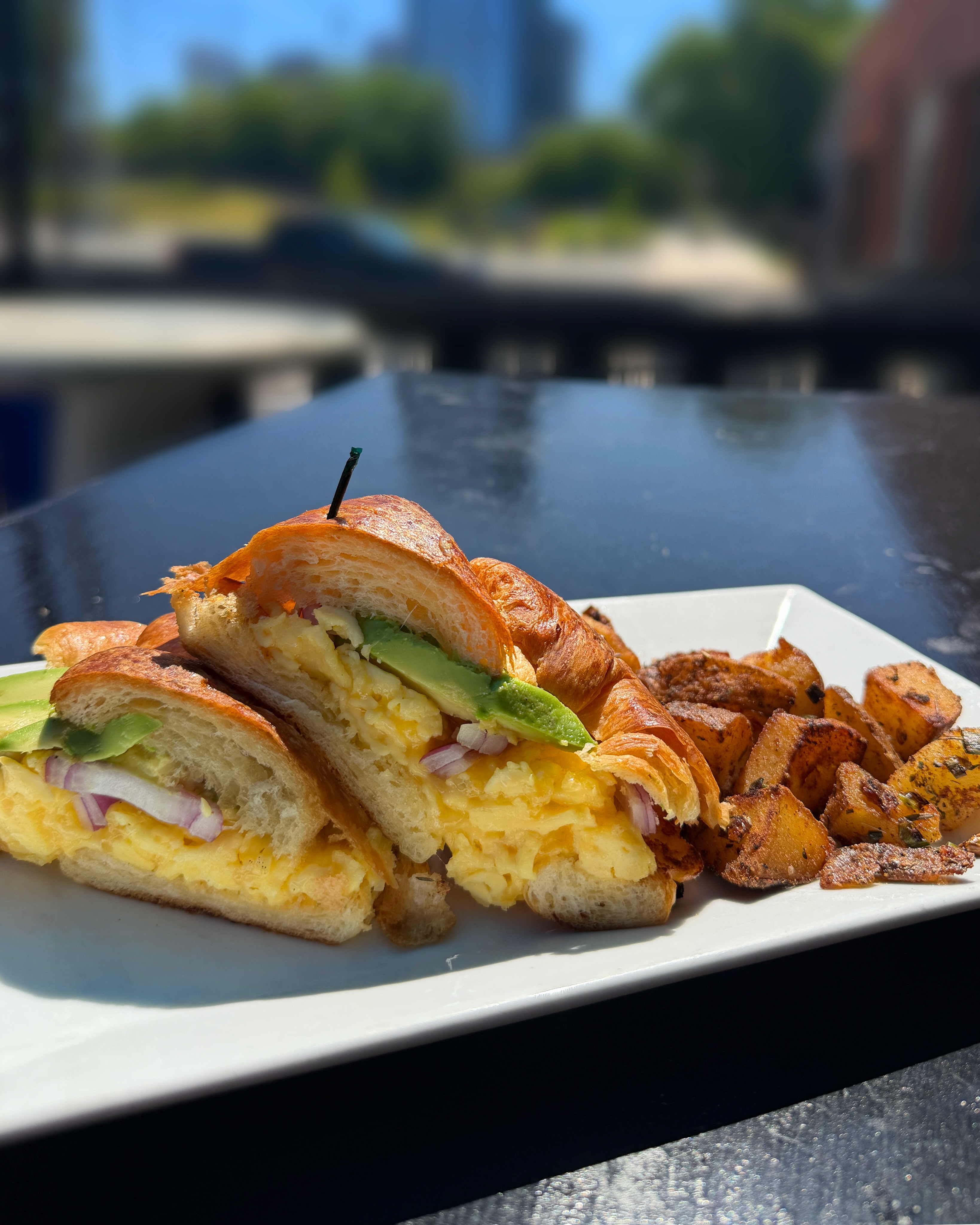 Good food, strong cocktails, & zero regrets 😎
🥐 Clutch brunch is here Saturday & Sunday with breakfast burgers, bacon egg & cheese croissants, french toast, & the perfect excuse for another Bloody Mary 🍹
📸 @ryaaaholla
