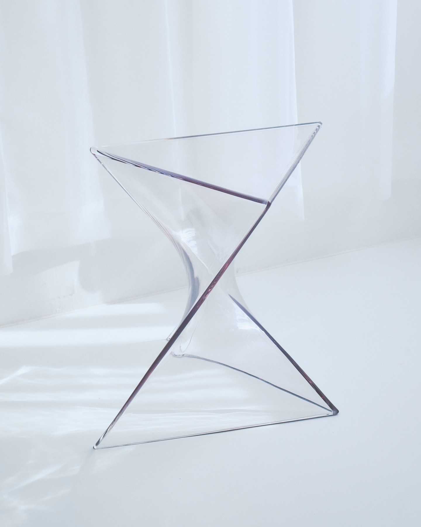 new side table...
床座りの際の肘置きや、小物の物撮りに
公式にはまさかの「耐荷重5kg」とありました。
座るのは「非推奨」でお願いします。