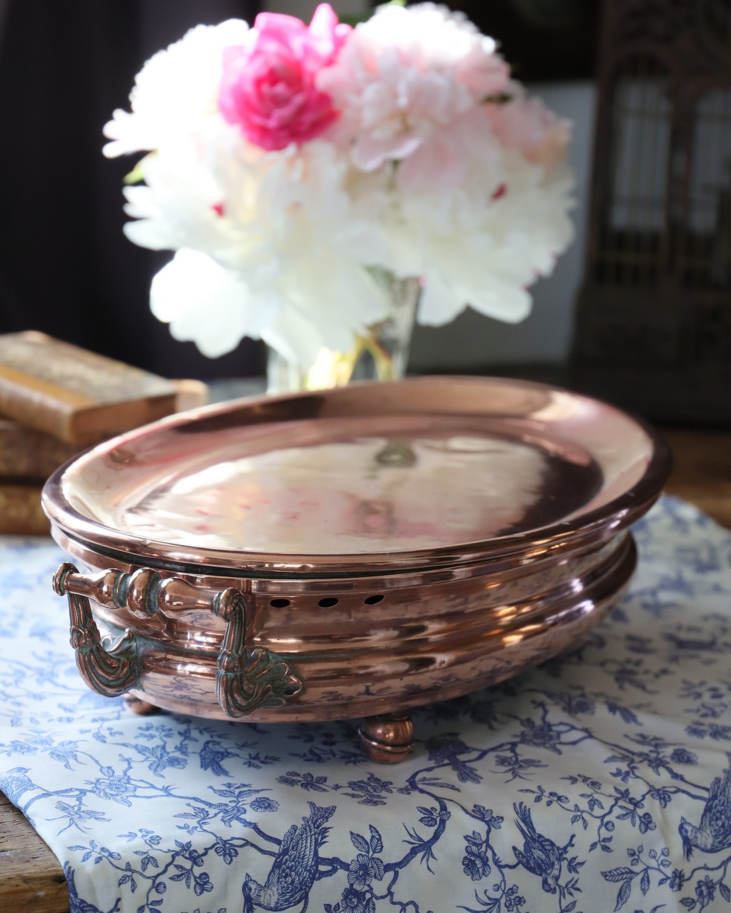 Novelty alert ! A 19th century large copper food warmer. Probably the most beautiful one I’ve ever had. Copper is the best material to keep and diffuse heat. Very decorative on the table ✨
🔗 link in bio
♻️ Choose vintage tableware and be kind to the planet.
📱Follow my Instagram to make sure you’ll never miss a novelty.
#kitchenbrocante #instabrocante #brocanteenligne
