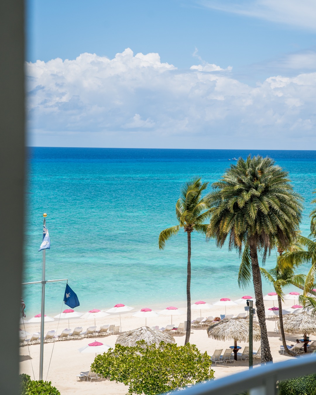 This is your view. This is your morning. This is Caribbean Club🌊
#SevenMileBeach #CaribbeanClub #GrandCayman #BeachfrontLiving #LuxuryVilla #TravelInStyle #WhereToStay
