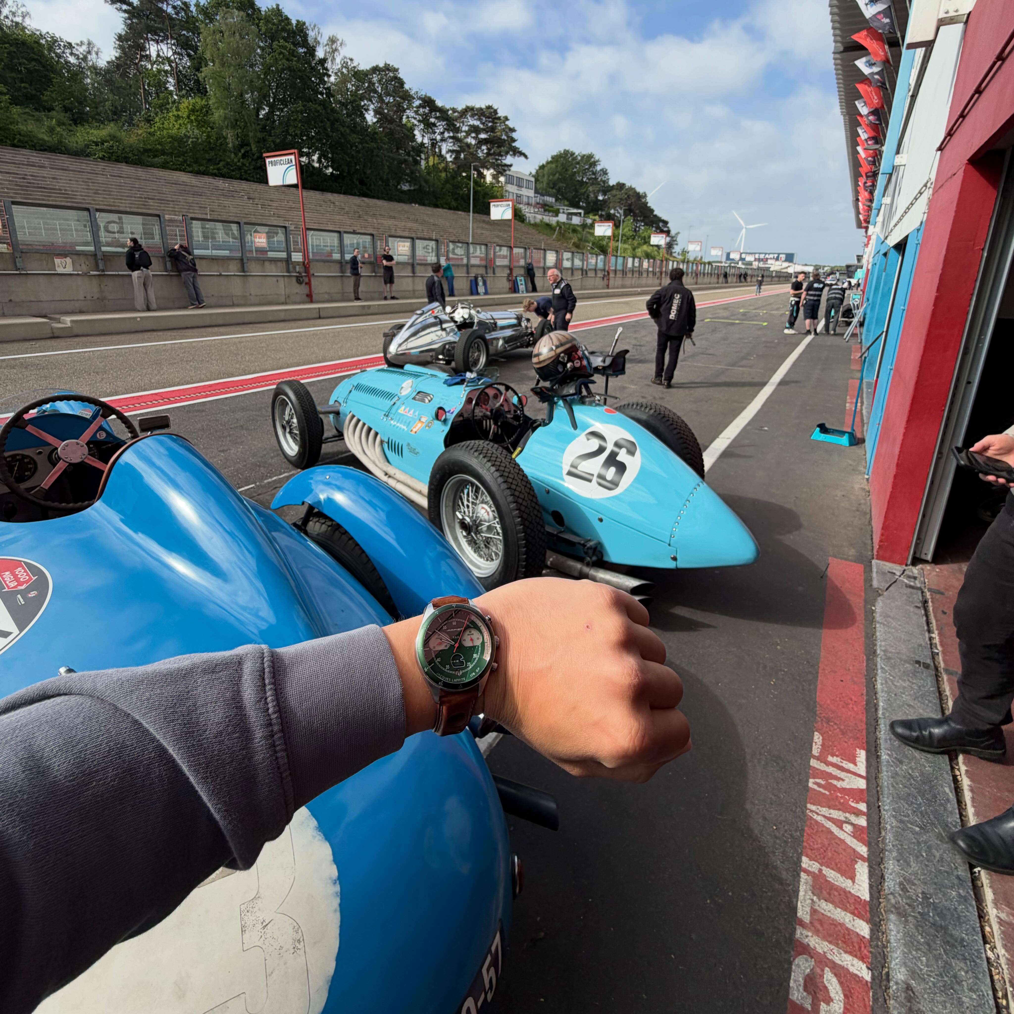 TIME TO RACE ⏱️
Live vanop Circuit Zolder met deze prachtige racewagens en een van onze Arpiem horloges…
#pilota #pilotageel #arpiem #timetorace #circuitzoldee