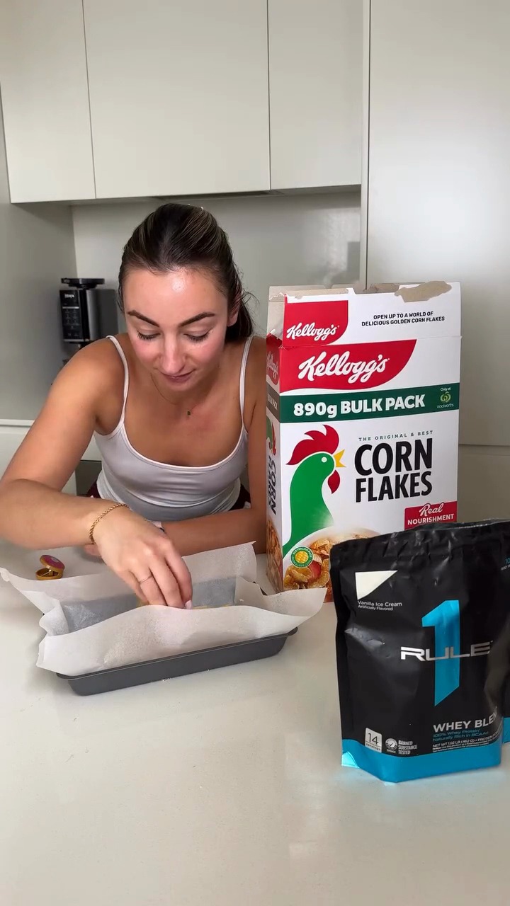 Yoghurt cornflake bites 🫰🏼✨
As easy as yoghurt, flavouring or fruit & R1 whey protein.
Freeze and in a few ours you've got a macro healthy treat!