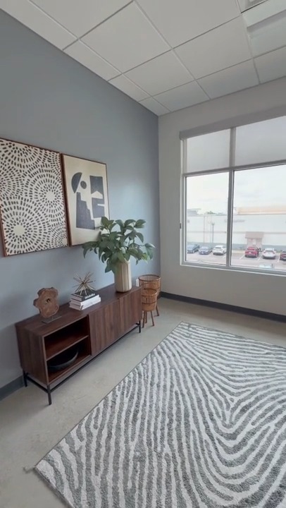 Open windows, sunlight pouring in, and a workspace that actually makes you want to stay awhile… hallelujah ☀️✨
There’s just something about natural light, a good view, and an open space that makes the workday feel a little better. Come check out FUSE Workspace Four Points and see the space for yourself 🤍