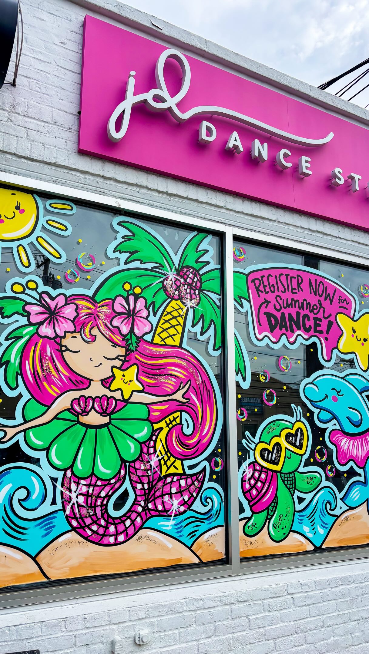 Disco mermaids 🧜♀️ hand painted for @jddancestudioli 💕
•
•
•
#windowpainting #windowartist #longislandwindowartist #mermay #metaquest3
