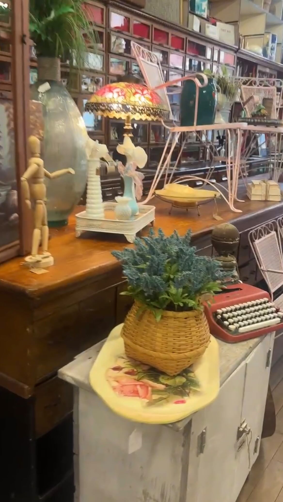 Antique stores got me like 😍 @blanquartsvintagemarket #vintage #antiques #writerslifeforme #publisher