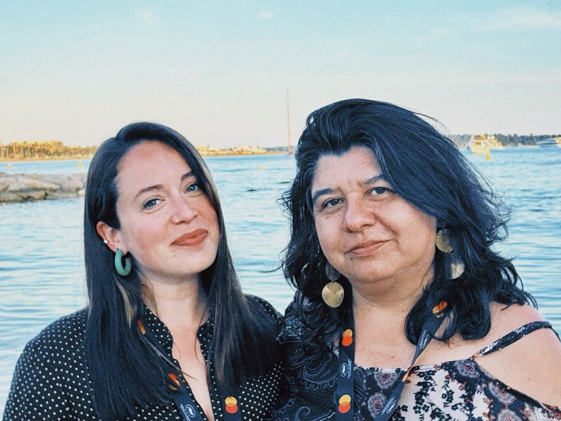 🌟 Exitoso paso de #PapitoCorazón por Cannes Docs 🌟
🎥 La directora Tana Gilbert y Paola Castillo productora del documental “Papito corazón” presentaron el proyecto seleccionado en el Docs-In-Progress Chile & Colombia Showcase en el marco del Marché du Film del Festival de Cannes 2026, donde ademas de participaron de reuniones y conversaciones, destacaron el importante rol de generar redes entre documentalistas y representantes de industria.
🎞️ El Docs-In-Progress Chile & Colombia Showcase fue una colaboración inédita entre Chiledoc y ProImágenes Colombia, con el objetivo de potenciar el documental latinoamericano en uno de los mercados más importantes del mundo. En esta ocasión, “Papito Corazón” recibió el TransPerfect Post-Production Award, reconocimiento entregado por TransPerfect Media.
🏆 Este premio entrega apoyo especializado para su etapa de postproducción y que reconoce proyectos documentales con gran potencial internacional. Es segunda vez que el equipo recibe un reconocimiento en Cannes Docs, luego de que en 2022 obtuviera el Alphapanda Award con el documental “Malqueridas”.
🎬 “Papito corazón” es un proyecto con una potente colaboración internacional, una co-producción entre Chile ( Errante) Alemania (Dirk Manthey Films) y España (Isolda Films).
✨ Felicidades a todo el equipo detrás de “Papito corazón” por este nuevo logro que reafirma la presencia del documental chileno en uno de los espacios más importantes de la industria audiovisual mundial.
🤝 Agradecemos de manera especial a Cannes Docs por brindar este gran escenario a la no ficción y por su constante respaldo a la cinematografía chilena, a Chiledoc por abrir esta vitrina para visibilizar las obras nacionales y por su permanente compromiso con nuestra comunidad, a CinemaChile por todo su apoyo esos días y al MINCAP por el apoyo otorgado para hacer posible nuestra participación en esta instancia.
#CineChileno #ProyectoEnDesarrollo #EnDesarrollo #DocumentalChileno