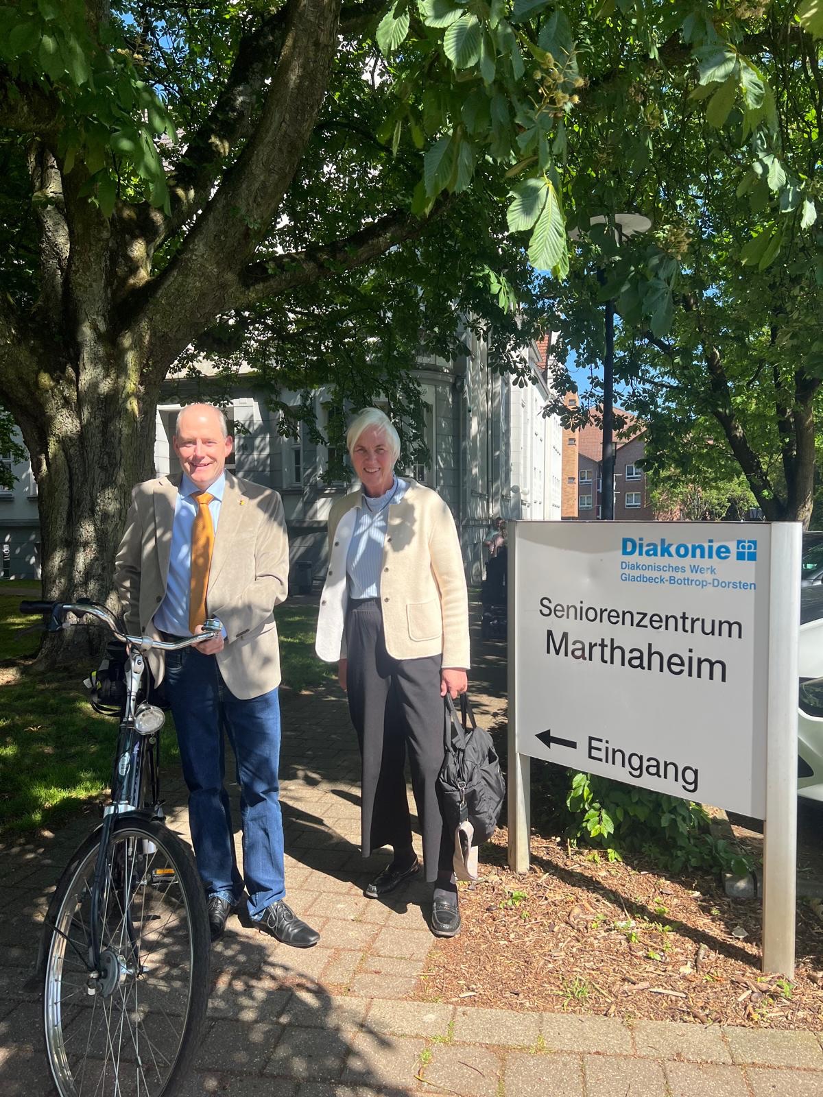 🗓️ Pfingsten kann kommen:
📍 Start des Gladbecker Schlaganfall-Lotsenprojektes: Dass ich als „Patentante“ beim Start des Gladbecker Schlaganfall Lotsenprojektes dabei sein durfte ist mir eine große Ehre! Die von hoher Fachlichkeit geprägte Neurologie am St.Barbara Hospital in Gladbeck ist geprägt durch ein hohes Maß an Empathie für die Patientinnen und Patienten seitens des gesamten medizinischen Personals.
🫂 Nach einem Schlaganfallgeschehen müssen die Patienten und deren Angehörige sich in einen neuen Alltag einfinden. Dabei ist es ein Glücksfall eine Lotsin wie Eileen Rahmel an seiner Seite zu wissen und von ihr durch den Dschungel an Antragsverfahren, Therapieangeboten und Hilfen bzw. Hilfsmitteln gelotst zu werden.
💪🏻 Das Lotsenprojekt der Stiftung Deutsche Schlaganfall-Hilfe ist ein Glücksfall für alle Betroffenen, schafft eine Zukunftsperspektive für das neue Leben „danach“ und bestimmt schützt es auch nicht selten vor Vereinsamung. Mein Dank gilt hier auch besonders Dr. Michael Brinkmeier für sein Engagement bei der Stiftung Deutsche Schlaganfall-Hilfe und natürlich der Gründerin, Liz Mohn.
🙏🏻 Gemeinsam mit Peter Rademacher war ich am Freitag zu Gast beim Sommerempfang des Marthaheims in Gladbeck. Die Diakonie hatte eingeladen und im Mittelpunkt stand ein großes Dankeschön an das Ehrenamt.
⛪️ Pfingsten feiern wir den „Geburtstag“ der Kirche, den Start für ein großartiges und friedvolles Miteinander. Gemeinsam haben wir gesungen: Geh aus , mein Herz, und suche Freud in dieser lieben Sommerzeit an deines Gottes Gaben - ein schöner Auftakt zum Pfingstwochenende.