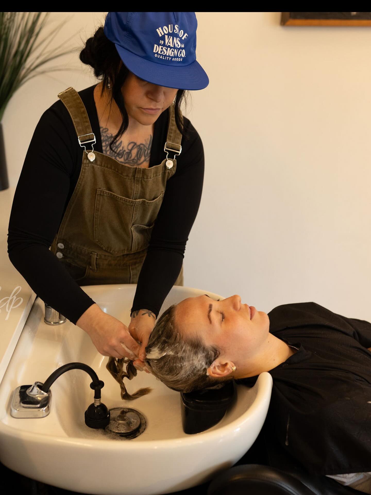 There’s something about a relaxing hair wash that resets everything.
The warm water, the scalp massage, the quiet moment to finally slow down for a second. It’s more than clean hair… it’s self care, comfort, and a chance to breathe in the middle of a busy life. ✨Z
Syracuse New York Hair Salon