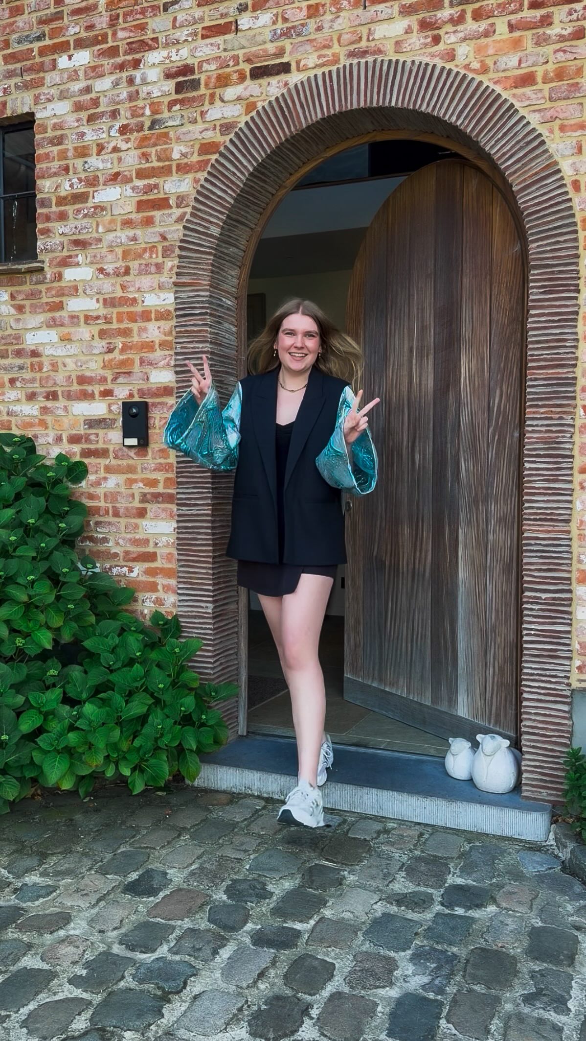 En wat maakten ze vandaag?
1. Kiara koos voor de blauwe Sophia stof op een zwarte blazer. Thuis gaat ze nog aan de slag met ons felgroen stofje Luce.
2. Haar mama Daisy combineerde het romantisch stofje Siena met een witte blazer. Beide uit het verre Scherpenheuvel!
3. Sofie had was zo verliefd op stofje Clara (zilver met zachtroze) en had die via de webshop al besteld. Ze combineert het met een grijze blazer.
4. Haar schoonmama wil weer meer gaan naaien nu ze op pensioen is en kwam mee mer haar! Ze creëerde een witte getailleerde blazer met de gouden stof Mila.
5. Cindy ging aan de slag met de bloemenstof Camille op een ecru blazer.
6. En haar vriendin Karen koos voor Olivia op een roze blazer.
Trots op alle workshoppers vandaag die hun eigen kimono blazer naaiden 🩷
#workshopwestvlaanderen #workshop #creatieveworkhop #spotworkshop #kimono blazer