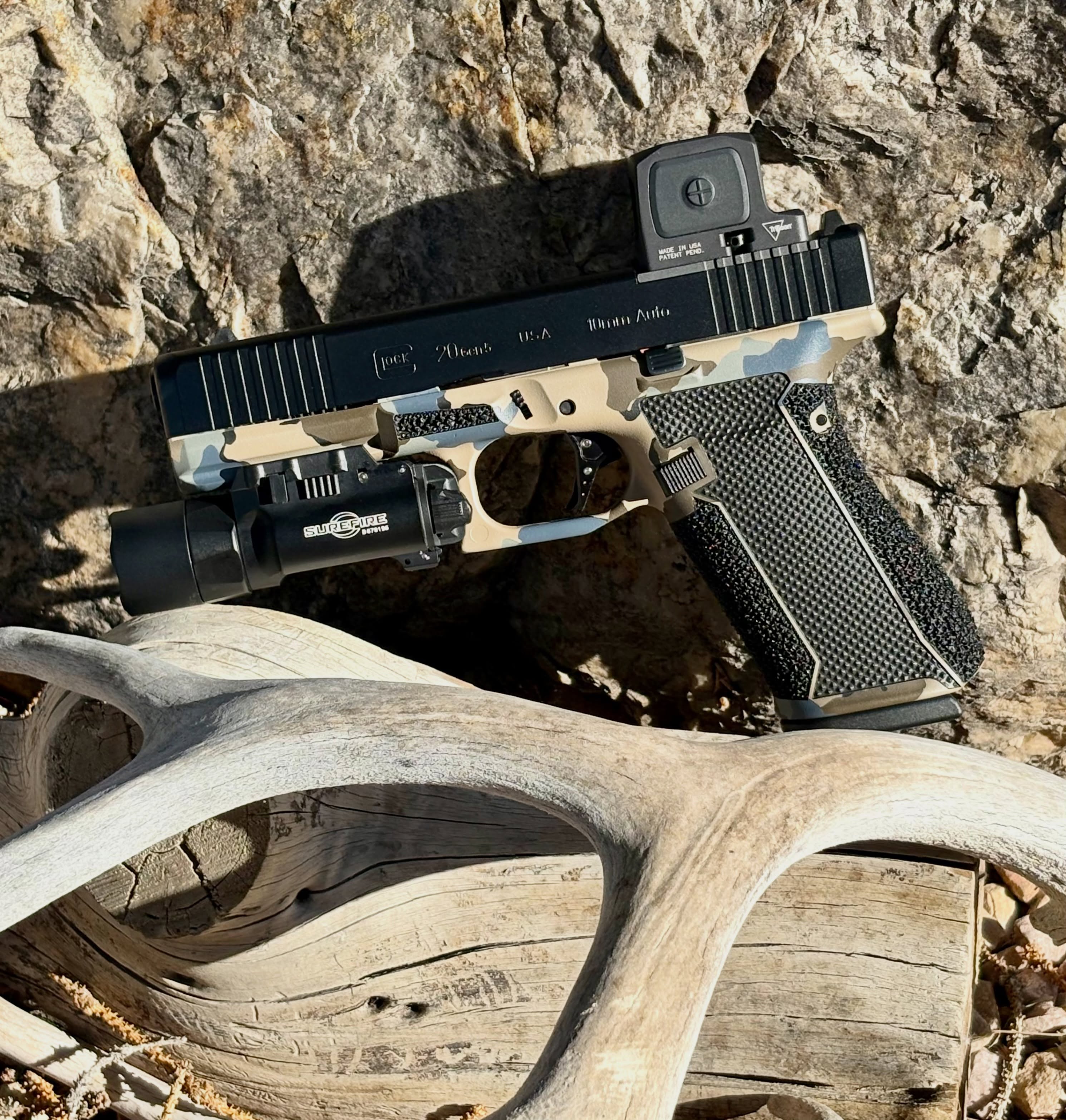 G20 build came together nicely.
Vias camo, hybrid knurling, single undercut, accelerator cuts, topped with an RCR and riding with an X300. Finished it off with a clean 3.5 lb trigger.
This one’s built to work.