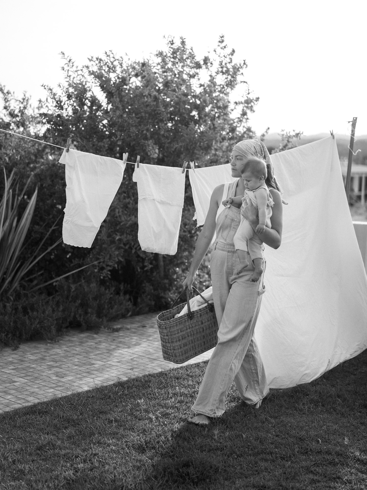 Toen ik bij lieve @myrthe_madeleine door de tuin liep ontstond het idee. Zullen we hier ook even een shoot doen? Gelukkig was ze net zo enthousiast als ik, en dus zat ze de volgende ochtend met haar dochter June in het gras tussen de fris gewassen lakens.
Het mooie ochtend licht scheen door de doeken, en June ontdekte de sinaasappels en het gras. En ook al duurde het in totaal nog geen 10 minuten, ik vond het een heerlijke iniminishoot met mooie beelden van mijn lieve meisjes 🥰
#motherhood #moederschap #fotoshoot #indetuin fotograaf