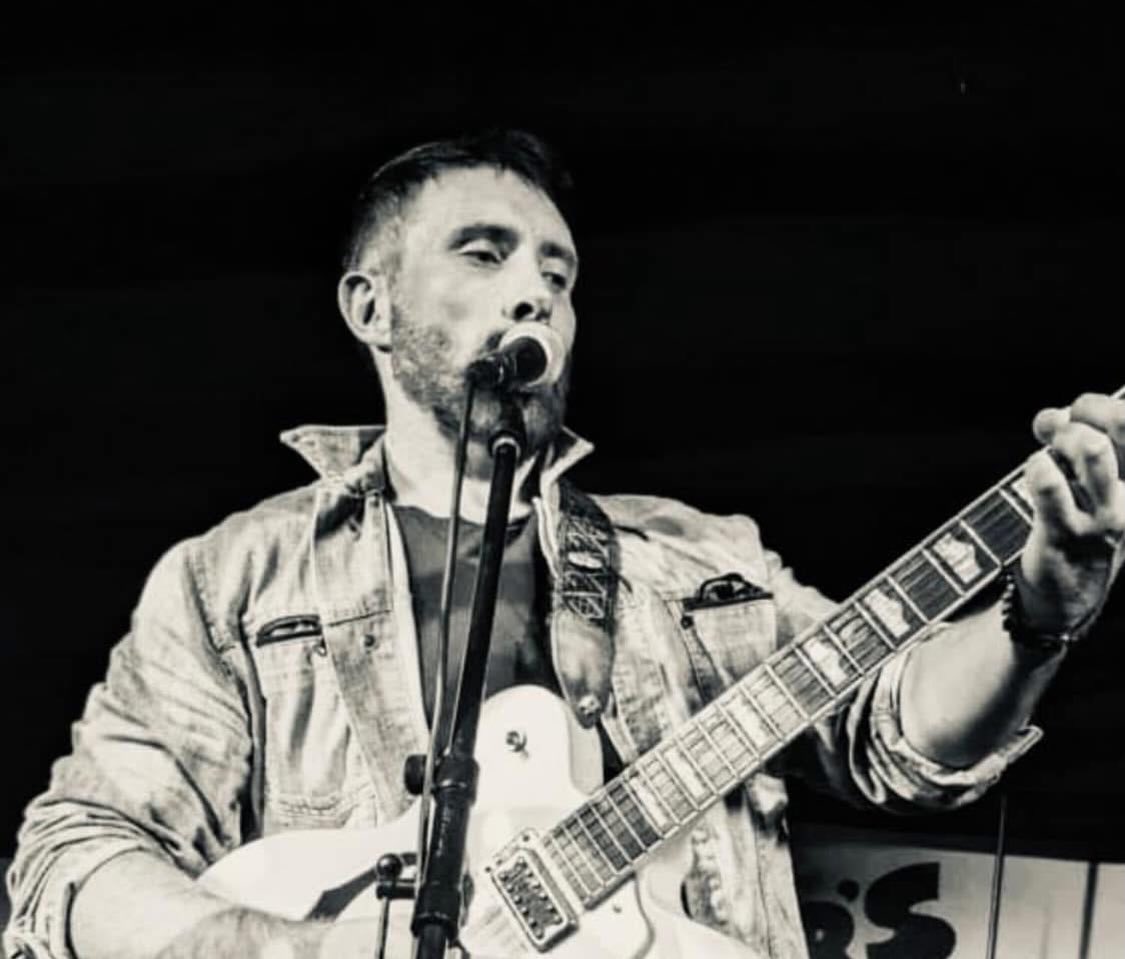 *SUNDAY NIGHT MUSIC 🎶*
The brilliant Lee Richardson 🎸will be performing TONIGHT from 7:30pm. We are serving a range of Burgers 🍔, Loaded Fries 🍟 and more from our Kitchen (12-8pm).
It’s set to be another great Bank Holiday Beer Festival Evening 🍺