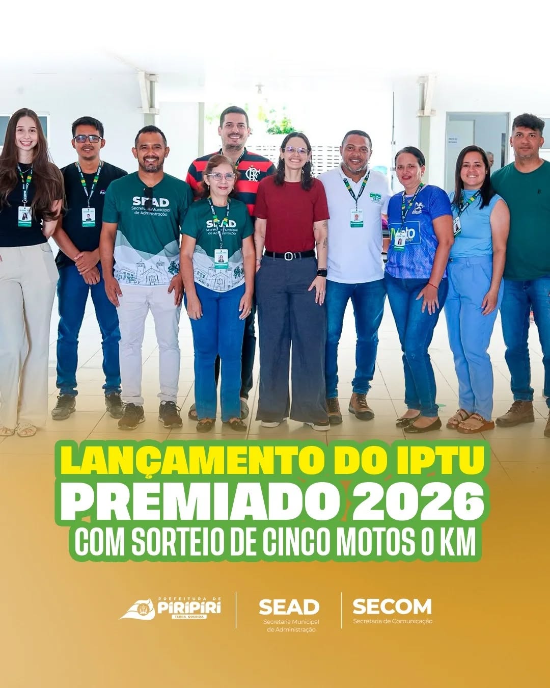 Prefeitura de Piripiri lança IPTU Premiado 2026 com sorteio de cinco motos 0 km
A Prefeitura Municipal de Piripiri, por meio da Secretaria Municipal de Administração (SEAD), realizará a campanha IPTU Premiado 2026, que vai sortear cinco motocicletas zero quilômetro entre os contribuintes que estiverem com o pagamento do imposto em dia. A data do sorteio será divulgada em breve.
O IPTU (Imposto Predial e Territorial Urbano) é um tributo municipal cobrado anualmente de proprietários de imóveis localizados na área urbana, como casas, apartamentos, salas comerciais e terrenos. Os recursos arrecadados são revertidos em ações e investimentos para o município.
O secretário municipal de Administração, Neto da Chrisfapi, destacou a importância da contribuição da população para o desenvolvimento da cidade. “O IPTU 2026 terá premiação com o sorteio de cinco motos. Esse importante recolhimento é revertido em ações da rede municipal, como obras de infraestrutura e calçamentos. Além disso, quem efetuar o pagamento até o dia 30 de junho terá 15% de desconto. Pague em dia e ainda concorra aos prêmios”, afirmou.
A chefe do setor de Tributos da Prefeitura de Piripiri, Indira Melo, reforçou que os contribuintes adimplentes participarão automaticamente da campanha. “Este ano teremos o sorteio de prêmios do IPTU 2026. As pessoas precisam estar em dia com os pagamentos. Quem ainda não efetuou o pagamento pode procurar o setor de Tributos ou acessar o site da Prefeitura para emitir o boleto”, explicou.
Além da arrecadação do IPTU, o setor de Tributos também é responsável por serviços como transferência de imóveis, emissão de notas fiscais e administração dos aluguéis dos pontos do mercado municipal.
Com a iniciativa, a Prefeitura de Piripiri reforça a importância da contribuição dos cidadãos para o desenvolvimento da cidade e incentiva a regularização tributária, oferecendo benefícios diretos à população.