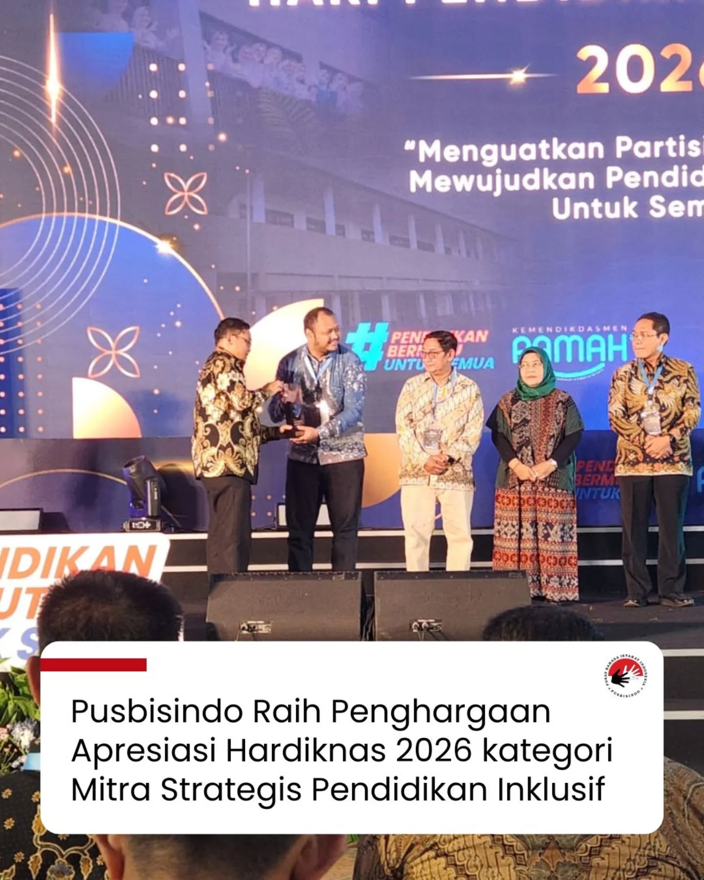 Jakarta, 25 Mei 2026 β Ketua Yayasan Pusbisindo, Kesumo Yoga Prawira, menerima Penghargaan Apresiasi Hardiknas 2026 kategori Mitra Strategis Pendidikan Inklusif dalam rangka Malam Tasyakuran Hari Pendidikan Nasional 2026 yang diselenggarakan oleh Kementerian Pendidikan Dasar dan Menengah (Kemendikdasmen).
Penghargaan ini diberikan sebagai bentuk apresiasi kepada insan dan mitra pendidikan yang telah menunjukkan dedikasi serta kontribusi nyata dalam pembangunan pendidikan Indonesia. Mengusung tema βMenguatkan Partisipasi Semesta Mewujudkan Pendidikan Bermutu untuk Semua,β peringatan Hardiknas 2026 menegaskan pentingnya kolaborasi berbagai pihak dalam mewujudkan pendidikan yang inklusif, berkualitas, dan dapat diakses oleh semua.
Penerimaan penghargaan ini mencerminkan kontribusi dalam mendukung kemajuan pendidikan, termasuk penguatan pendidikan yang lebih aksesibel dan inklusif bagi seluruh masyarakat.
Semoga penghargaan ini mendorong Pusbisindo untuk terus berkomitmen dalam menciptakan lingkungan yang lebih aksesibel dan berkontribusi pada program pendidikan bahasa isyarat Indonesia terutama di kehidupan bermasyarakt, untuk masa depan yang lebih inklusif dan setara bagi Tuli di Indonesia.
#penghargaanhardiknas #haripendidikannasional #pusbisindo #bahasaisyarat #bisindo
