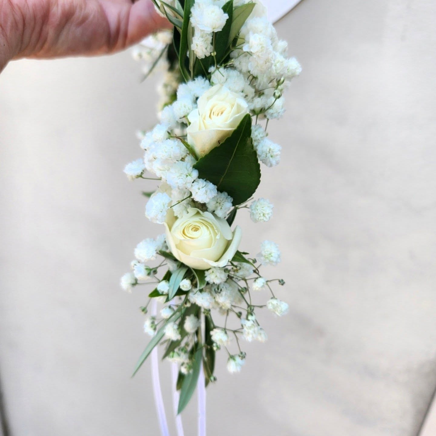Fresh flower crown created with roses and babys breath π
#flowercrown #whiteroses #flowerheadband