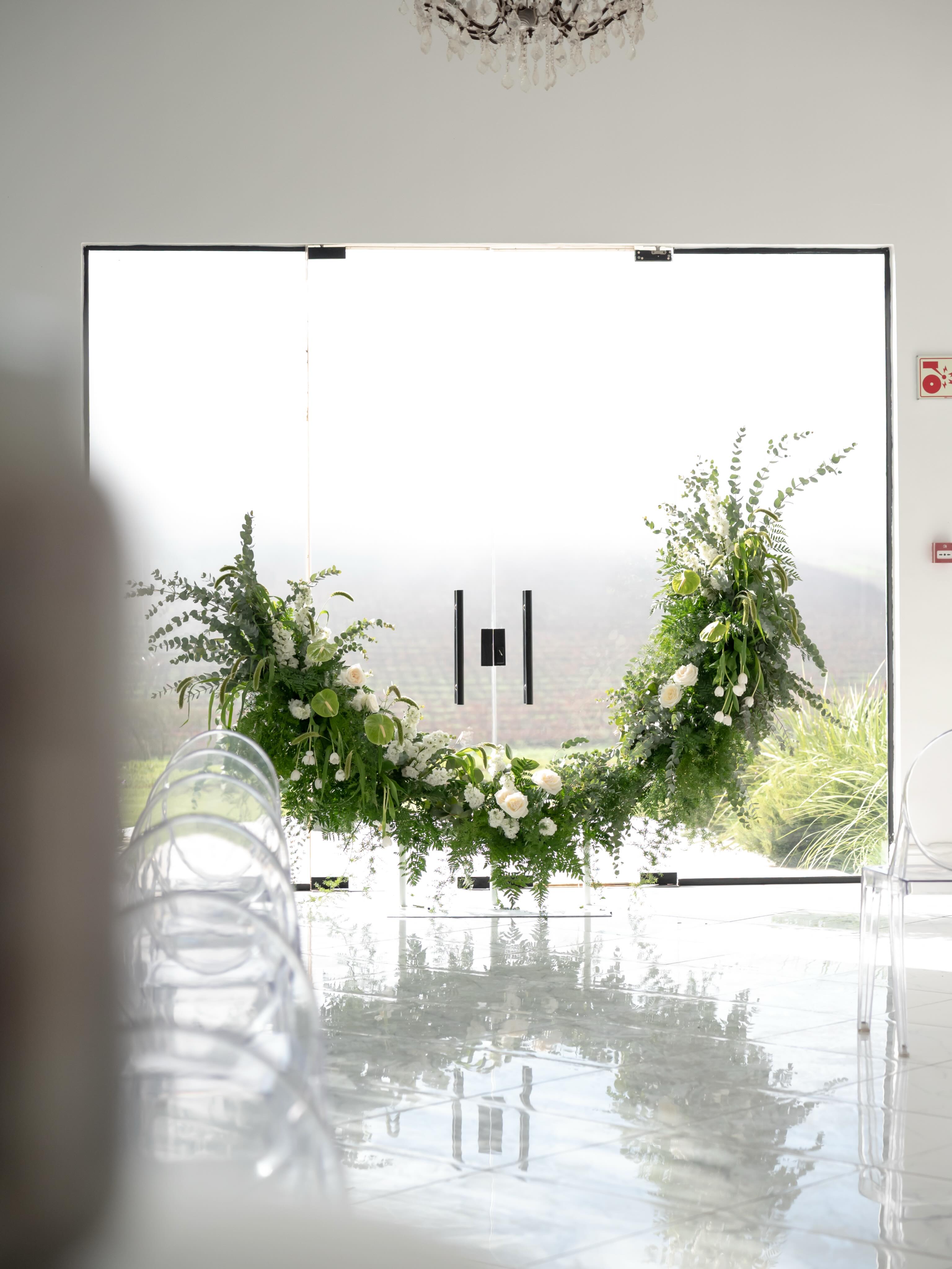 Not the official images* just of setup 🤍
The arch that demanded attention.
Elegant yet powerful, standing beautifully against the Durbanville hills — the kind of moment that stops you in your tracks. Perfection from every angle.
#weddingarch #durbanvillewedding #ceremonyflowers
Planner @bisousevents.sa
Freelancer bestie @annemarais.za
Photos of setup @mindsuntamed_photography