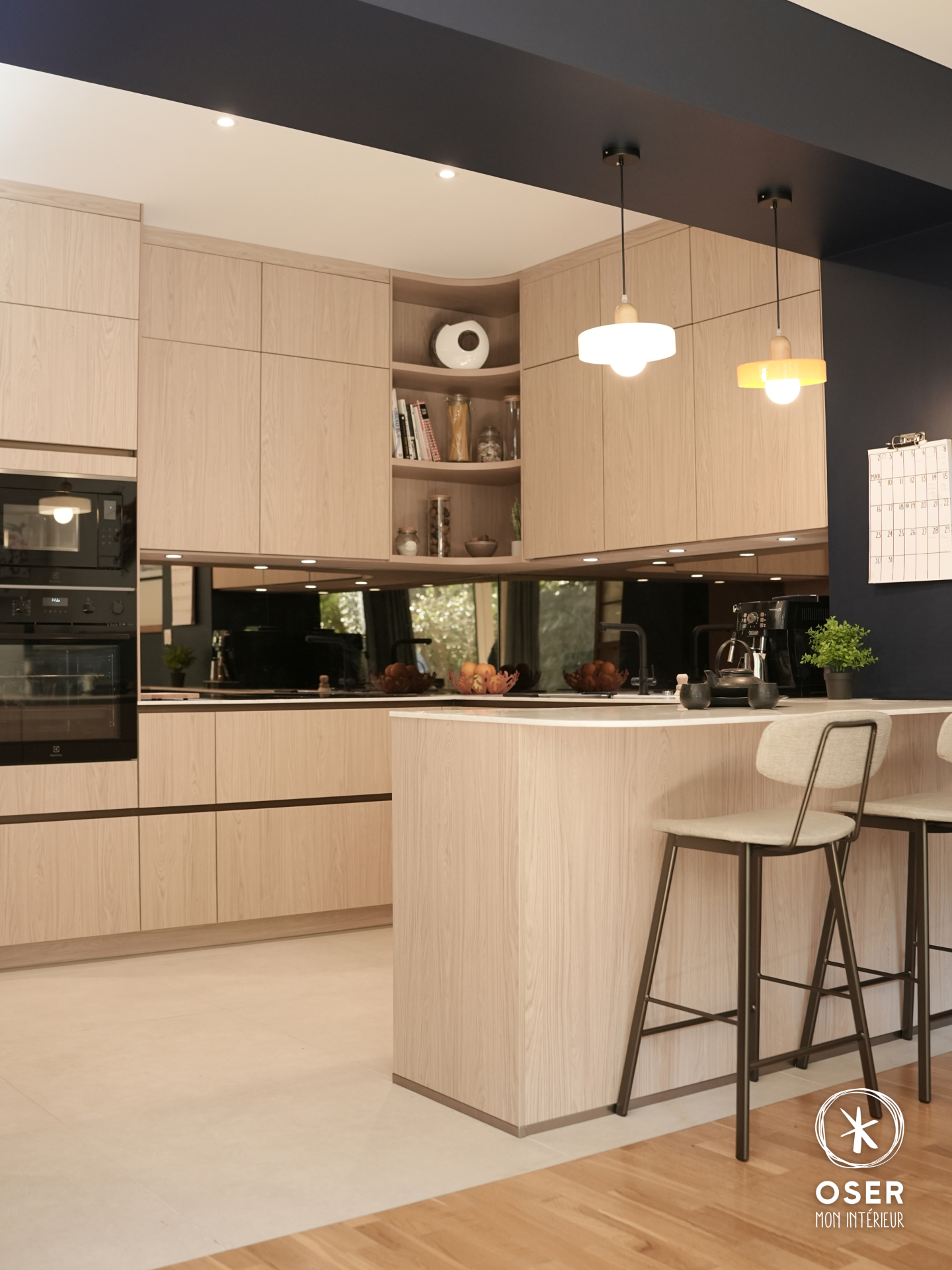 Cuisine ouverte corail , bleu et chêne clair.
Nous avons conçu une cuisine ouverte en U sur mesure, aux façades en chêne naturel clair, sans poignées, avec des gorges sans poignées cuivrées pour une finition élégante. Le plan de travail en solide surface légèrement veinuré avec des reflets ambrés et la crédence miroir accentuent la profondeur et la luminosité, créant un espace à la fois fonctionnel et lumineux.
L’idée était d’ouvrir les axes de circulation, amener de la lumière et réorganiser les espaces pour avoir une grande cuisine fonctionnelle.
Les éléments phares de ce projet :
• Le plan de travail
• Les rangements et la niche intégrée
• L’espace cellier optimisé
• La cuve affleurante pour un design épuré
• La jonction entre le carrelage et le plancher bois à fleur
• La crédence miroir ambrée qui reflète et agrandit l’espace
Merci encore à nos clients pour avoir choisi de nous faire confiance.
-------
OSER MON INTERIEUR, cabinet d'architecture d’intérieur, agencement sur mesure et maitrise d'oeuvre, pour professionnels et particuliers.
-------
©️ Photo & Vidéo : 📸 @size_up.io
#architecteinterieur #agencement #maitrisedoeuvre #Rennes