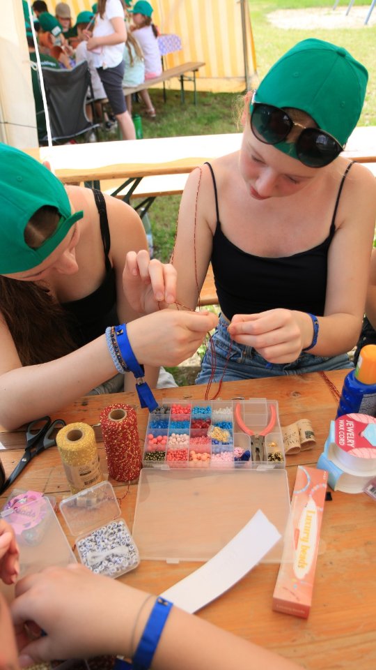 Rückblick Tag 2: Pfingstzeltlager 2026 ☀️
Es waren tolle Workshops dabei: Kartoffelstempeldruck, Blumentöpfe bemalen, Social Media, Nailsart, Armbänder flechten und vieles Mehr.
Den Abend haben wir mit einem Lagerfeuer, gemeinsamen Singen und Stockbrot ausklingen lassen. ✨️
#pzö#zeltalger#jugendverband#summer
