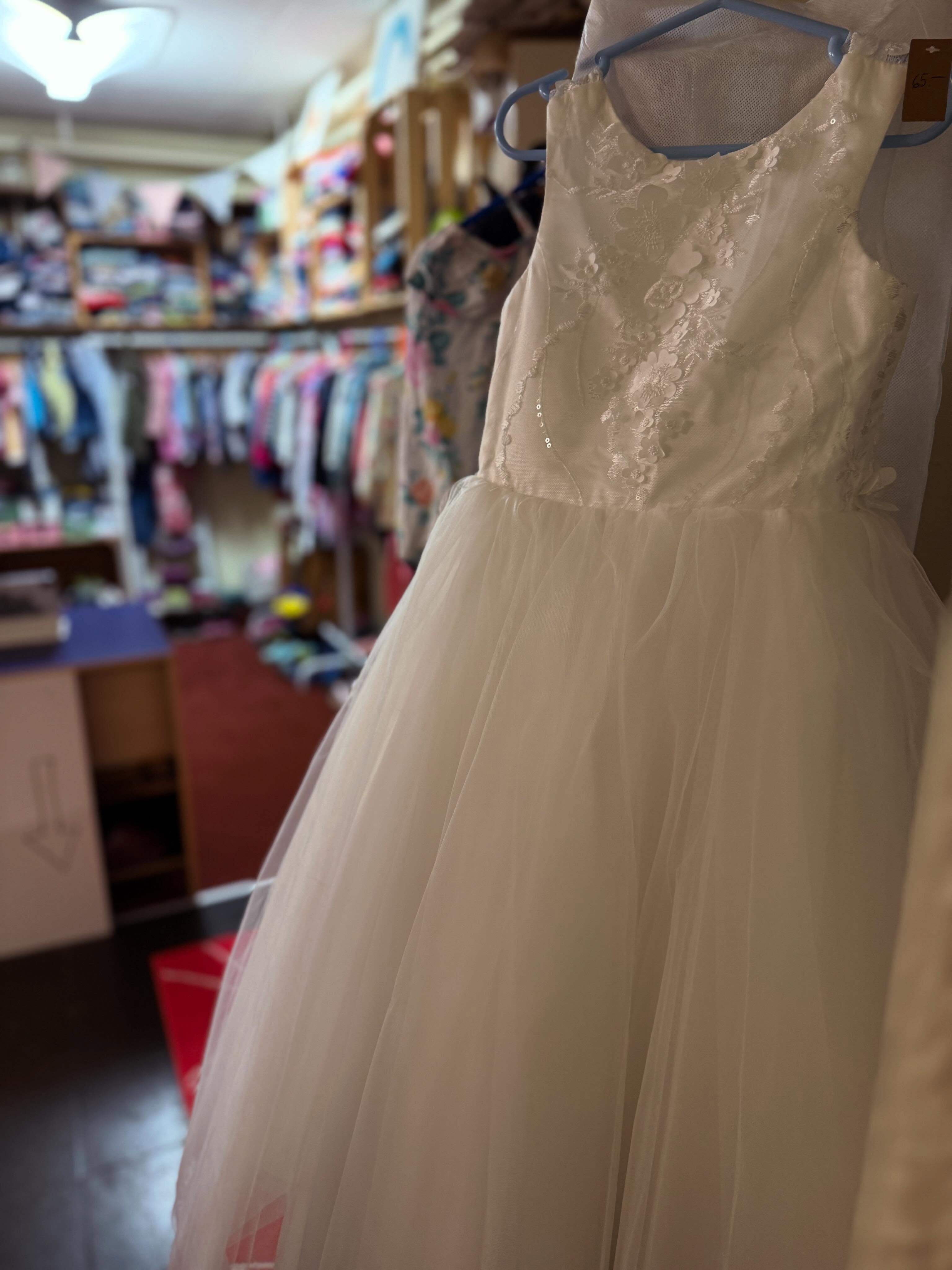 Bereit für die Hochzeitssaison? Und eure Mädels? 👰🏼♀️
.
.
.
#weddingdress #girl #secondhand #gutesauszweiterhand #hochzeitssaison